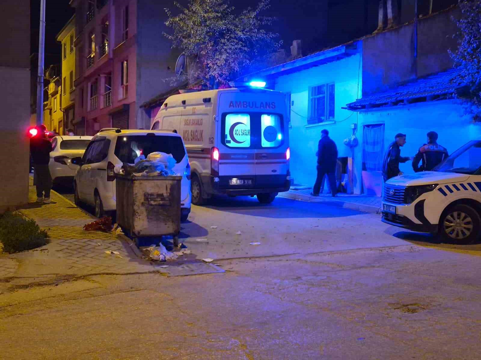 ESKİŞEHİR'DE HANE BASKINI İHBARI EKİPLERİ TEYAKKUZA GEÇİRİRKEN, ADRESE GİDİLDİĞİNDE OLAYIN AİLE İÇİ KAVGA OLDUĞU ANLAŞILDI.