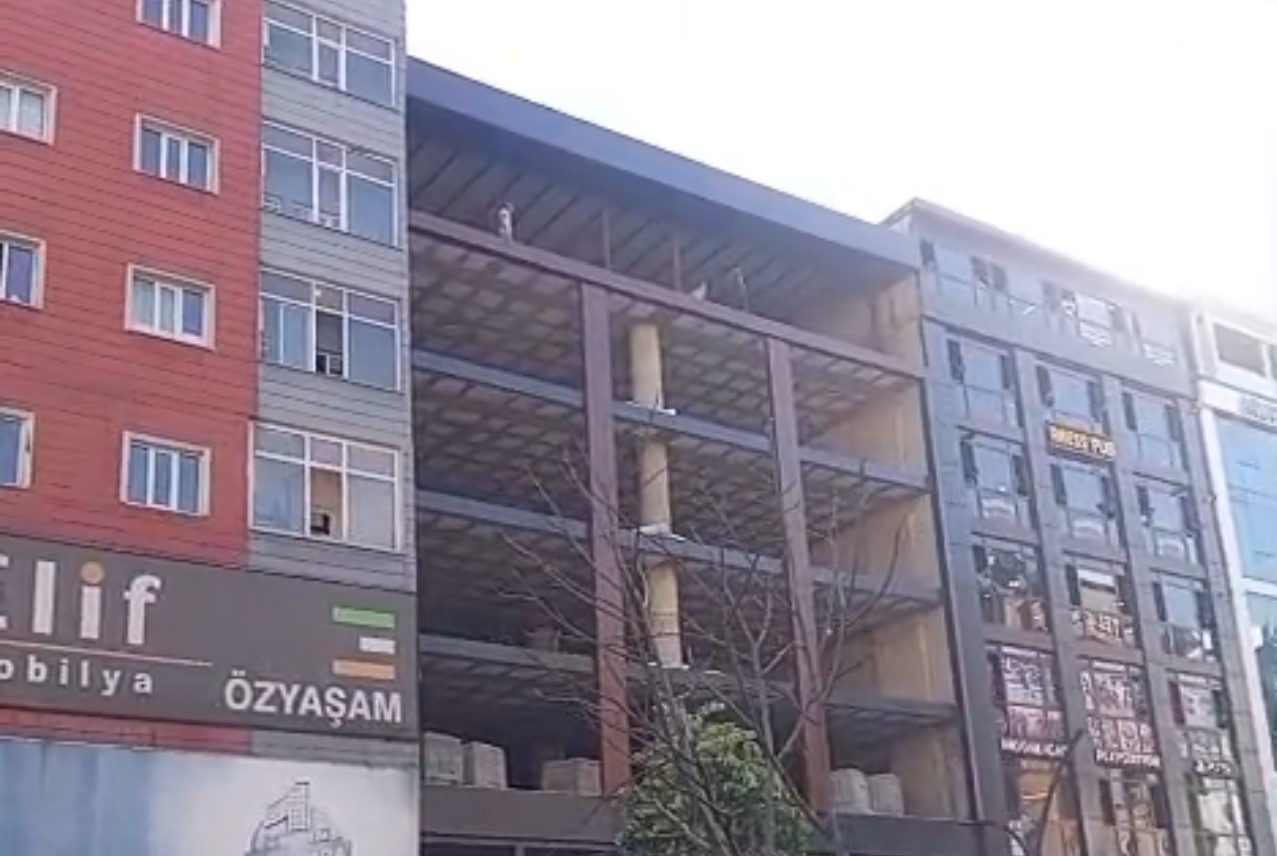 Binanın en üst katında intihara kalkışan şahsı son anda kurtardı: O anlar kamerada