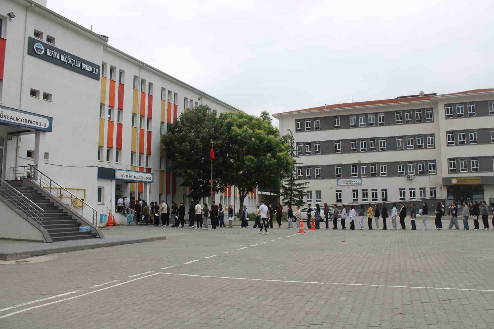 YKS’ye 2 dakika geç kalan genç gözyaşı döktü