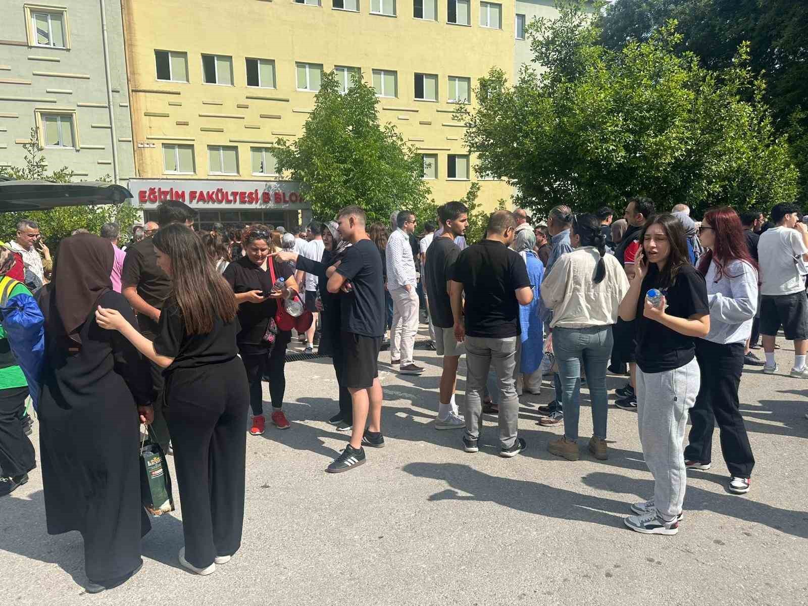 YKS’de son dakika yarışı: Kimi saniyelerle yetişti, kimi kapıda kaldı