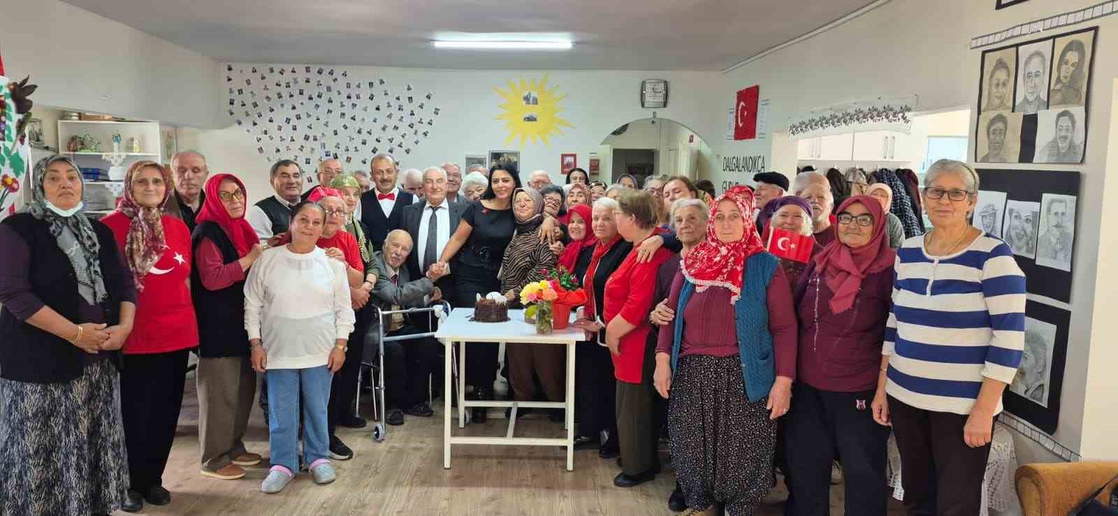 ODUNPAZARI BELEDİYESİ’NİN YAŞLILARA YÖNELİK HİZMET VEREN MERKEZLERİNDE CUMHURİYET’İN 103’ÜNCÜ YIL DÖNÜMÜ KUTLANDI.