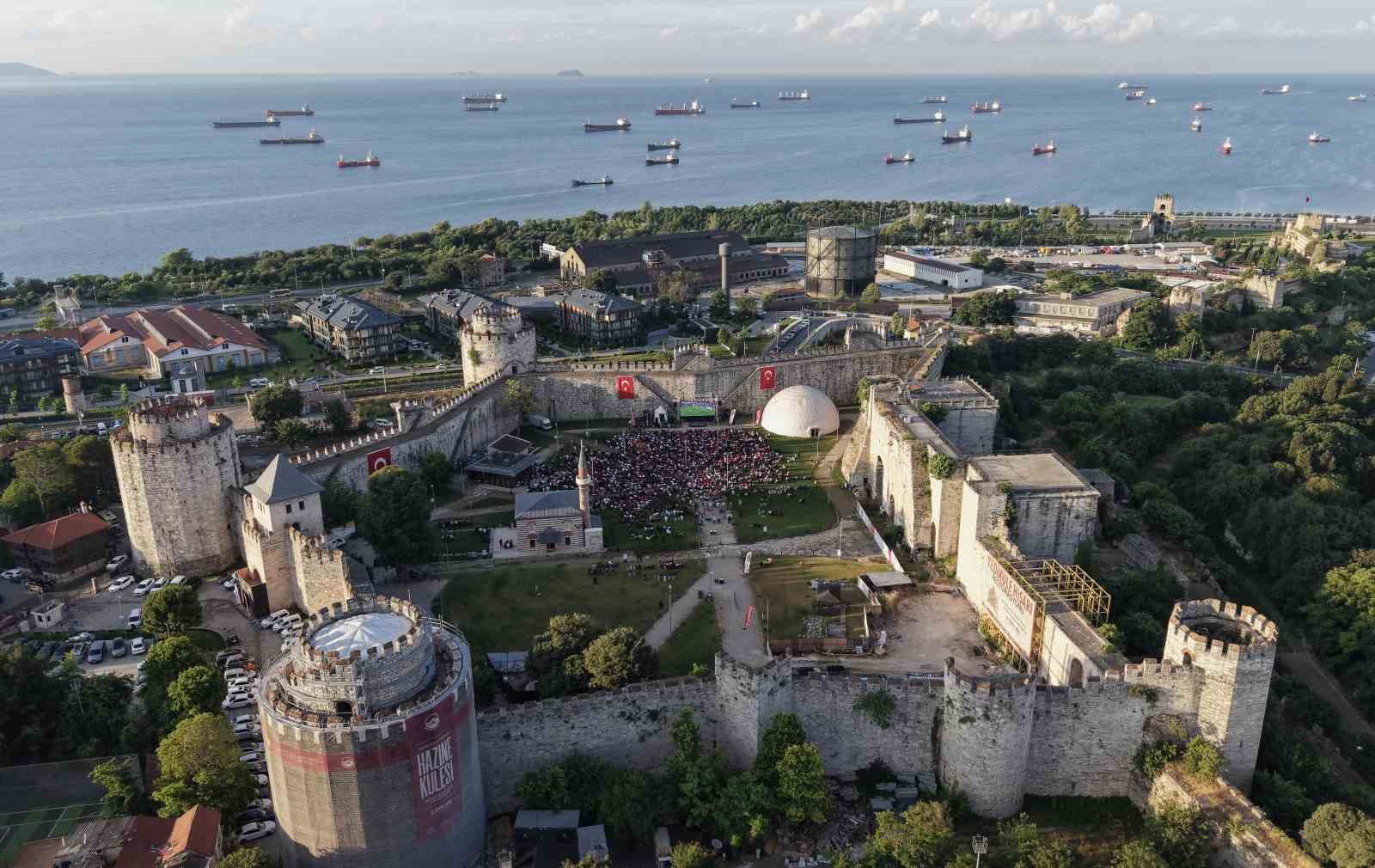 Tarihi Yedikule Hisarında milli takıma destek