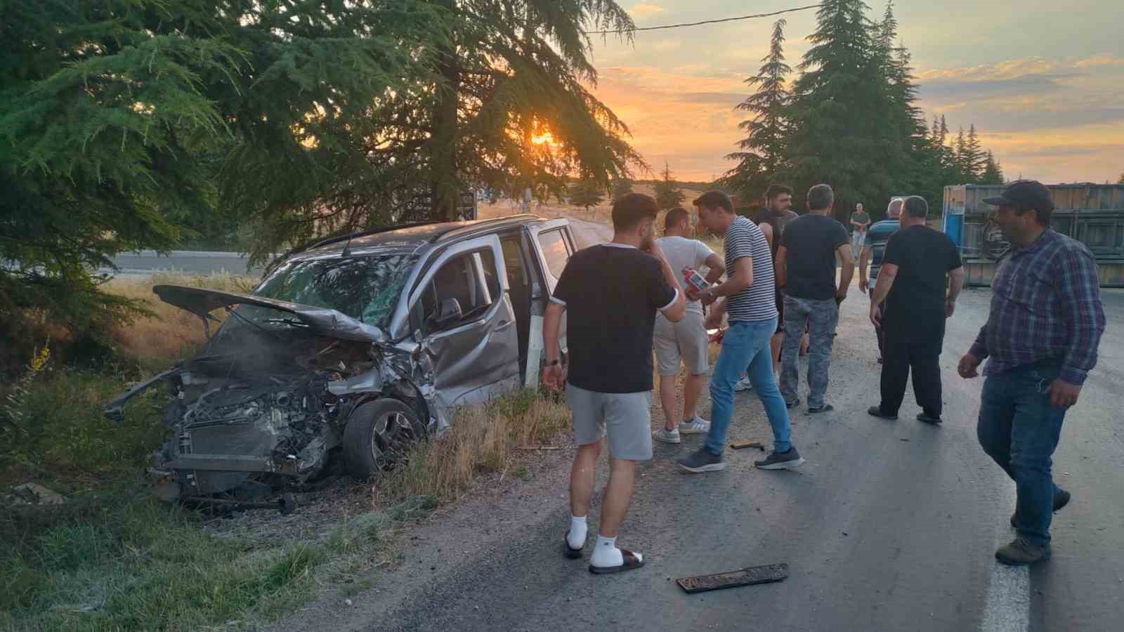 Eskişehir'de hafif ticari araç ile traktör çarpıştı: 2 yaralı