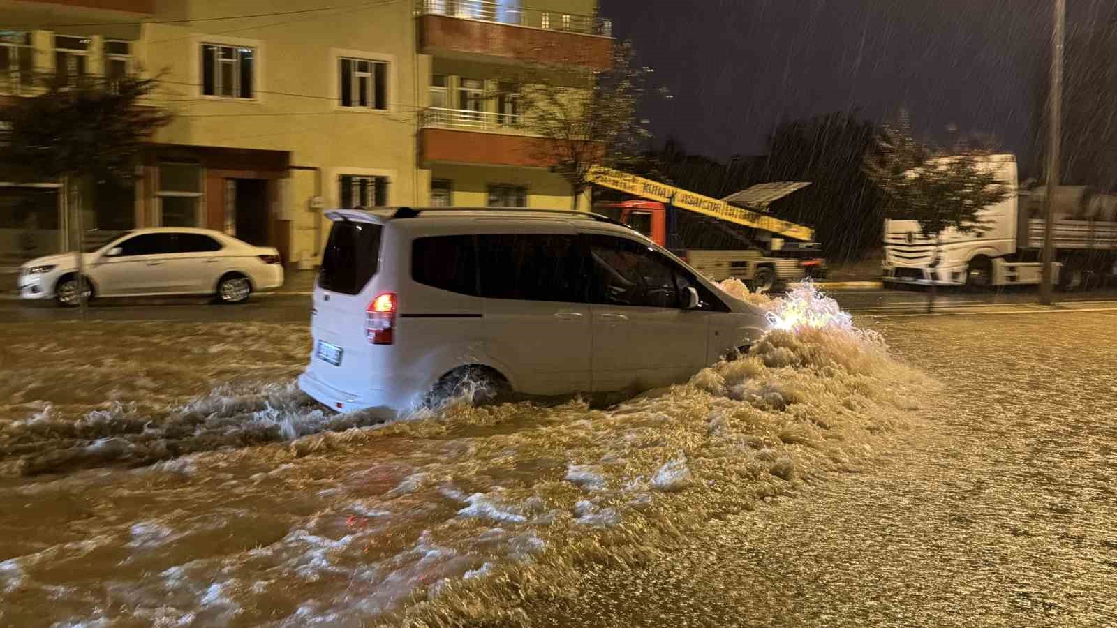 ADIYAMAN’DA ETKİLİ OLAN ŞİDDETLİ YAĞIŞ, KENT MERKEZİNDE HAYATI OLUMSUZ ETKİLEDİ. CADDE VE SOKAKLARIN ADETA GÖLE DÖNDÜĞÜ KENTTE, BİRÇOK ARAÇ SU BİRİKİNTİLERİ NEDENİYLE MAHSUR KALIRKEN SÜRÜCÜLER ZOR ANLAR YAŞADI.