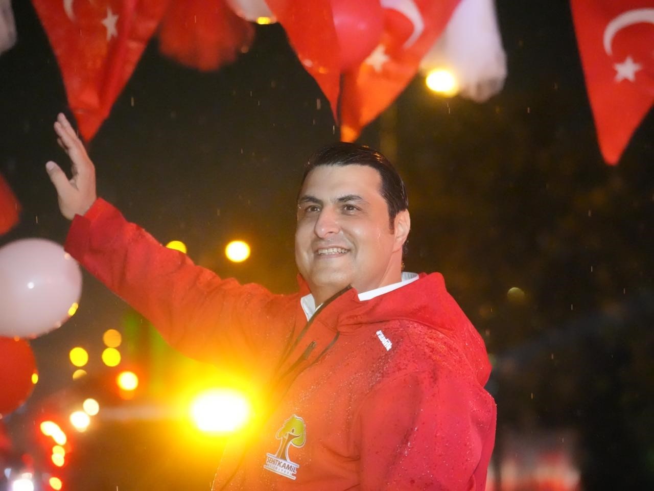 ŞEHİTKAMİL BELEDİYE BAŞKANI UMUT YILMAZ’IN GELENEKSEL HALE GETİRDİĞİ CUMHURİYET KORTEJİ, BU YIL SAĞANAK YAĞIŞ ALTINDA CUMHURİYET’İN İLANININ 103. YIL DÖNÜMÜNE ÖZEL OLARAK 103 ARAÇLA GERÇEKLEŞTİRİLDİ. YÜZLERCE VATANDAŞIN KATILDIĞI KORTEJDE TÜRK BAYRAKLARI DALGALANDI, CUMHURİYET COŞKUSU TÜM ŞEHİTKAMİL’İ SARDI.