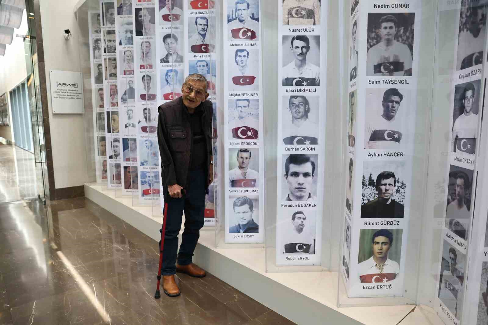 Fenerbahçe ve Türk futbolunun unutulmaz kalecilerinden Şükrü Ersoy hayatını kaybetti