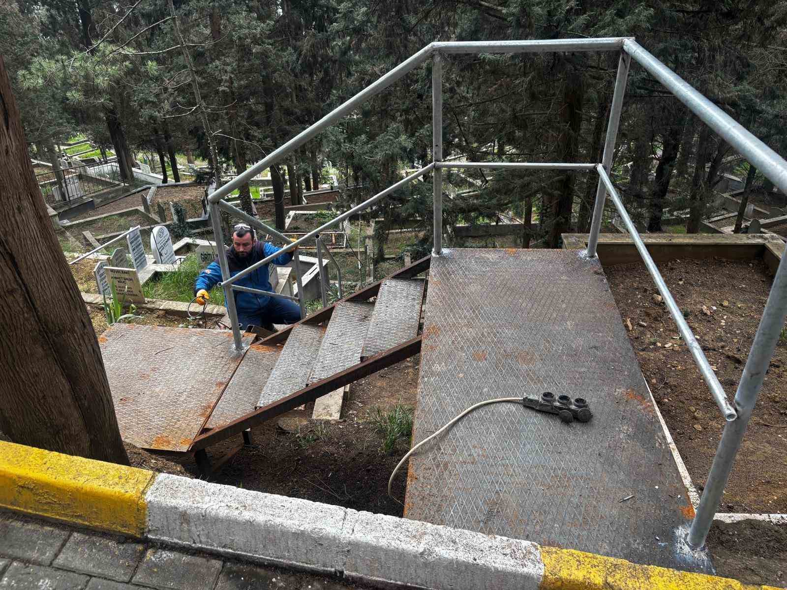 Mezarlıklarda erişim ve güvenlik artırılıyor