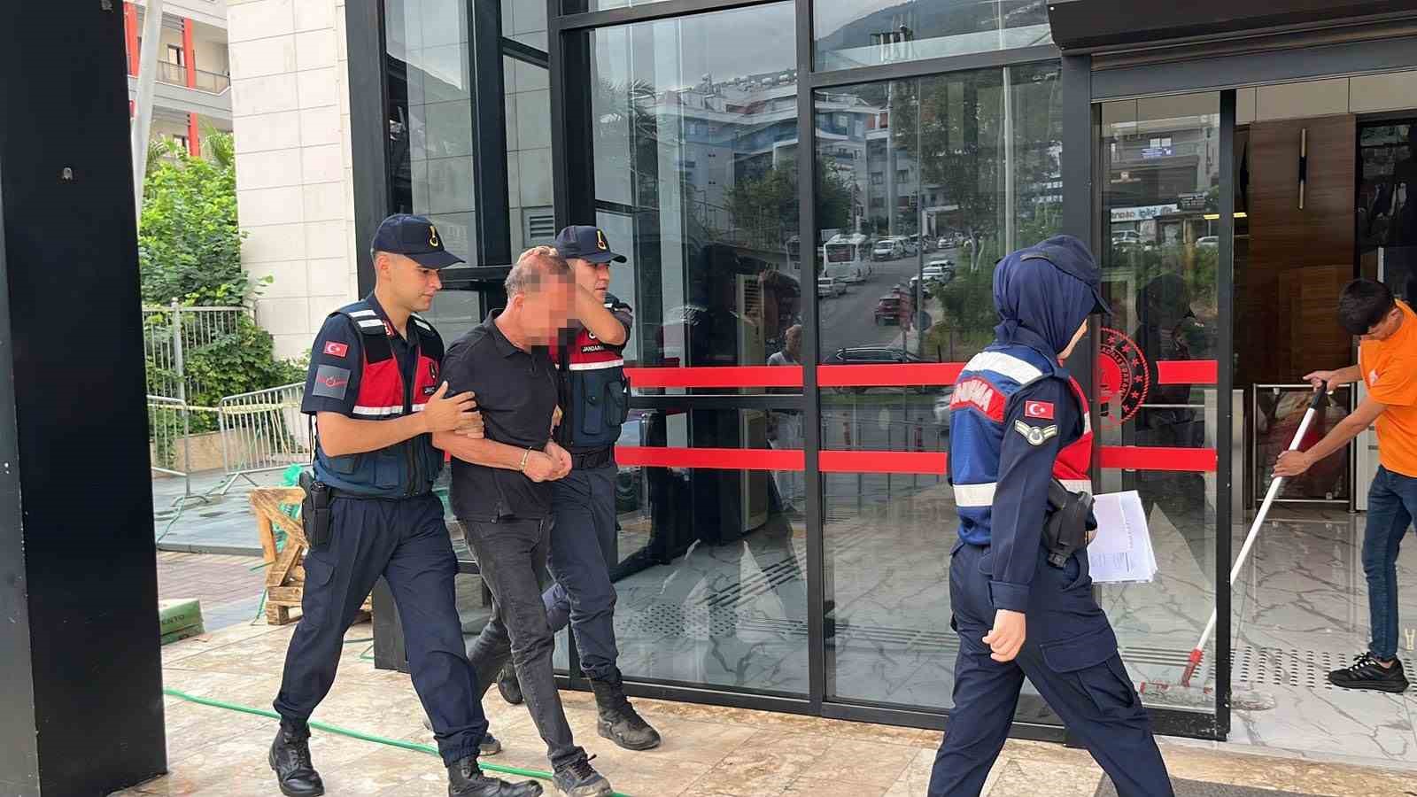 Alanya’da eşini ve kayınvalidesini bıçaklayan şahıs adliyeye sevk edildi
