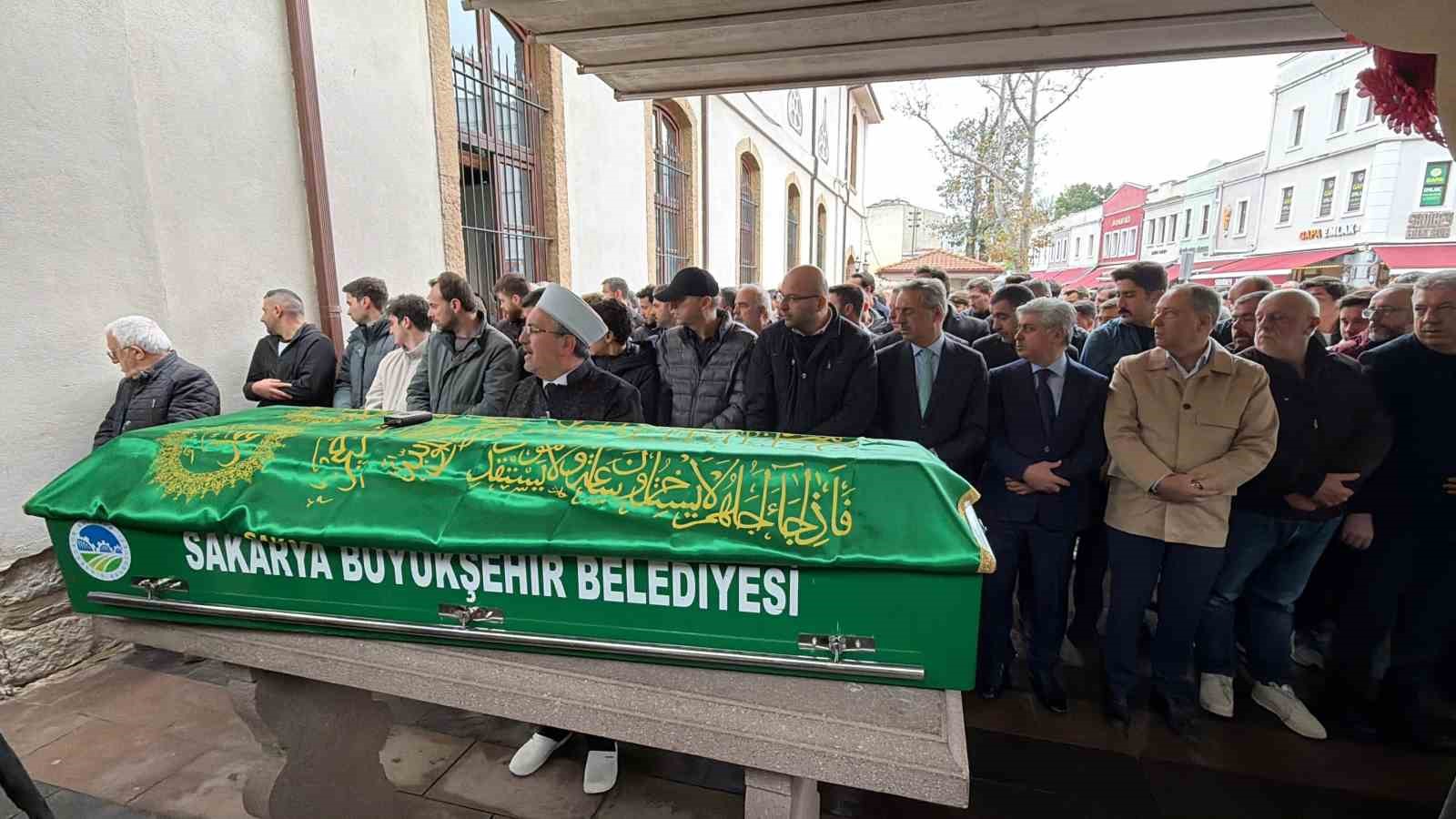NEVŞEHİR'İN GÖREME BELDESİNDE MEYDANA GELEN PERİBACASI ÇÖKMESİNDE HAYATINI KAYBEDEN SAKARYALI GAZETECİ FATİH ERAY TUNA VE EŞİ BEGÜM TUNA, MEMLEKETLERİ SAKARYA'DA KILINAN CENAZE NAMAZININ ARDINDAN SON YOLCULUKLARINA UĞURLANDI.