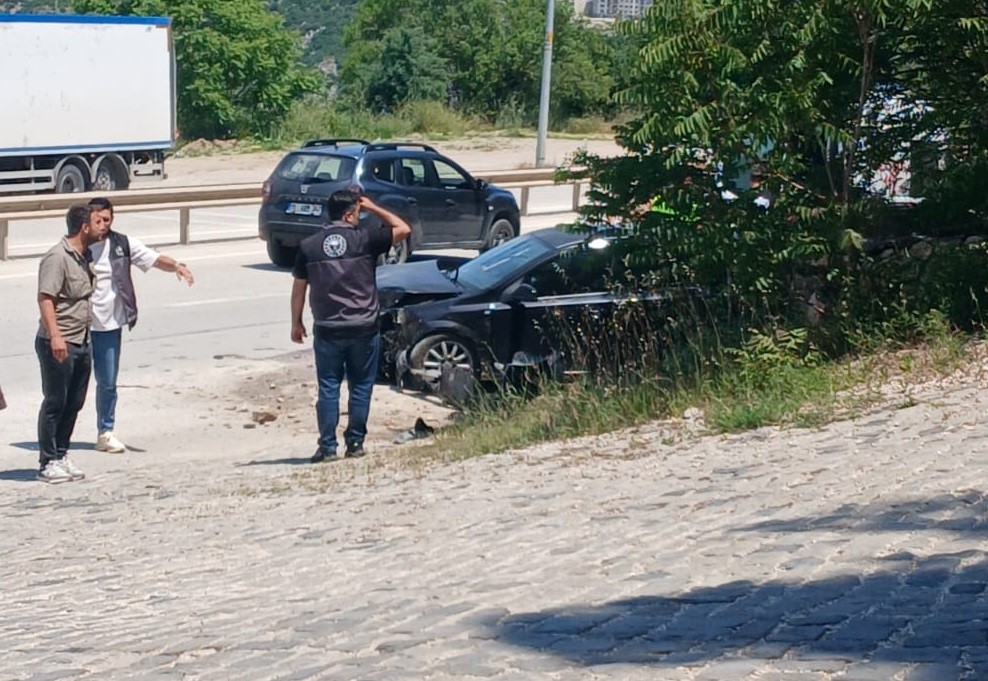 Bilecik’te kontrolden çıkan otomobil kaza yaptı: 2 yaralı