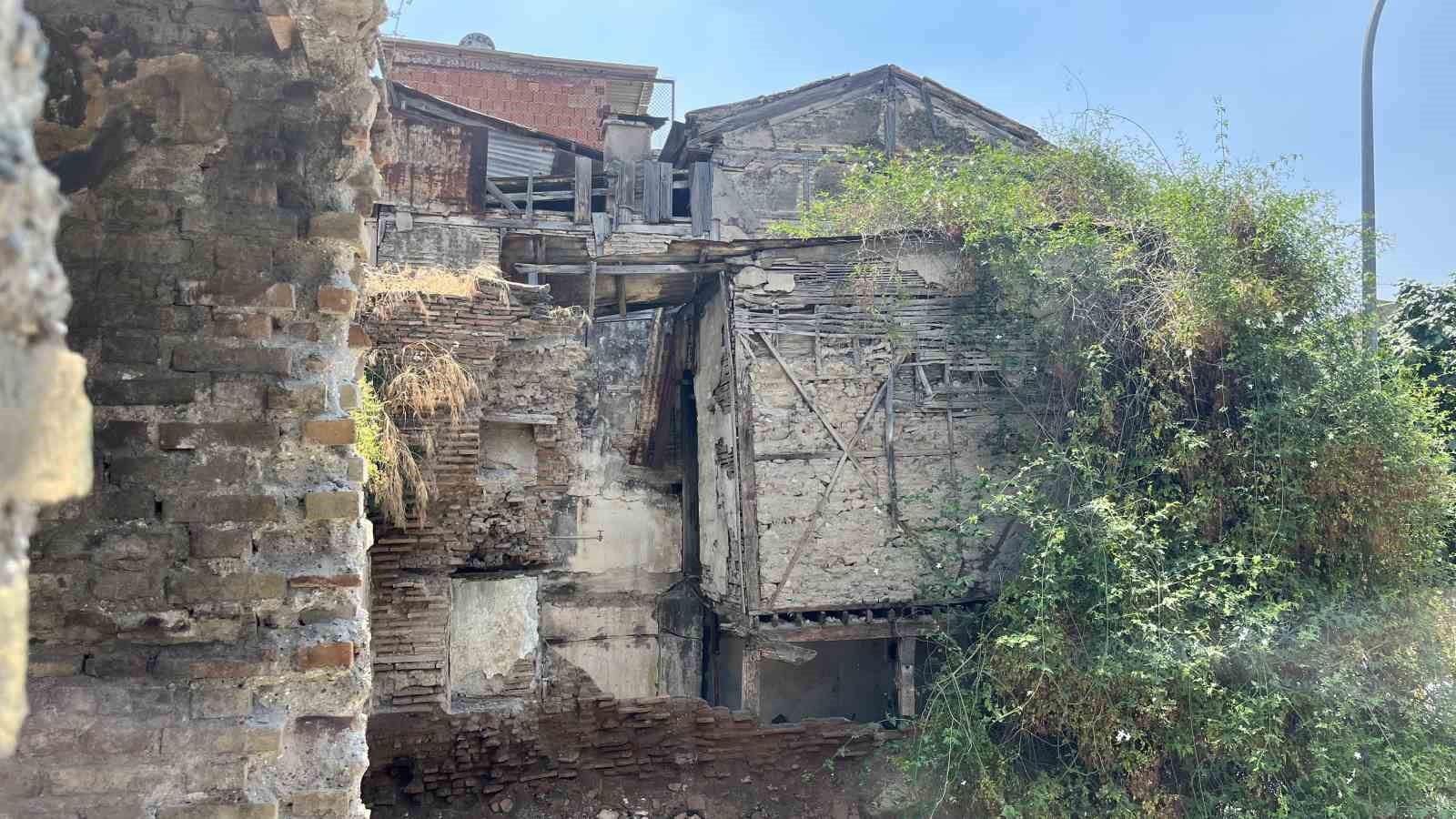 Adana’daki metruk binalar mahalleliyi tedirgin ediyor