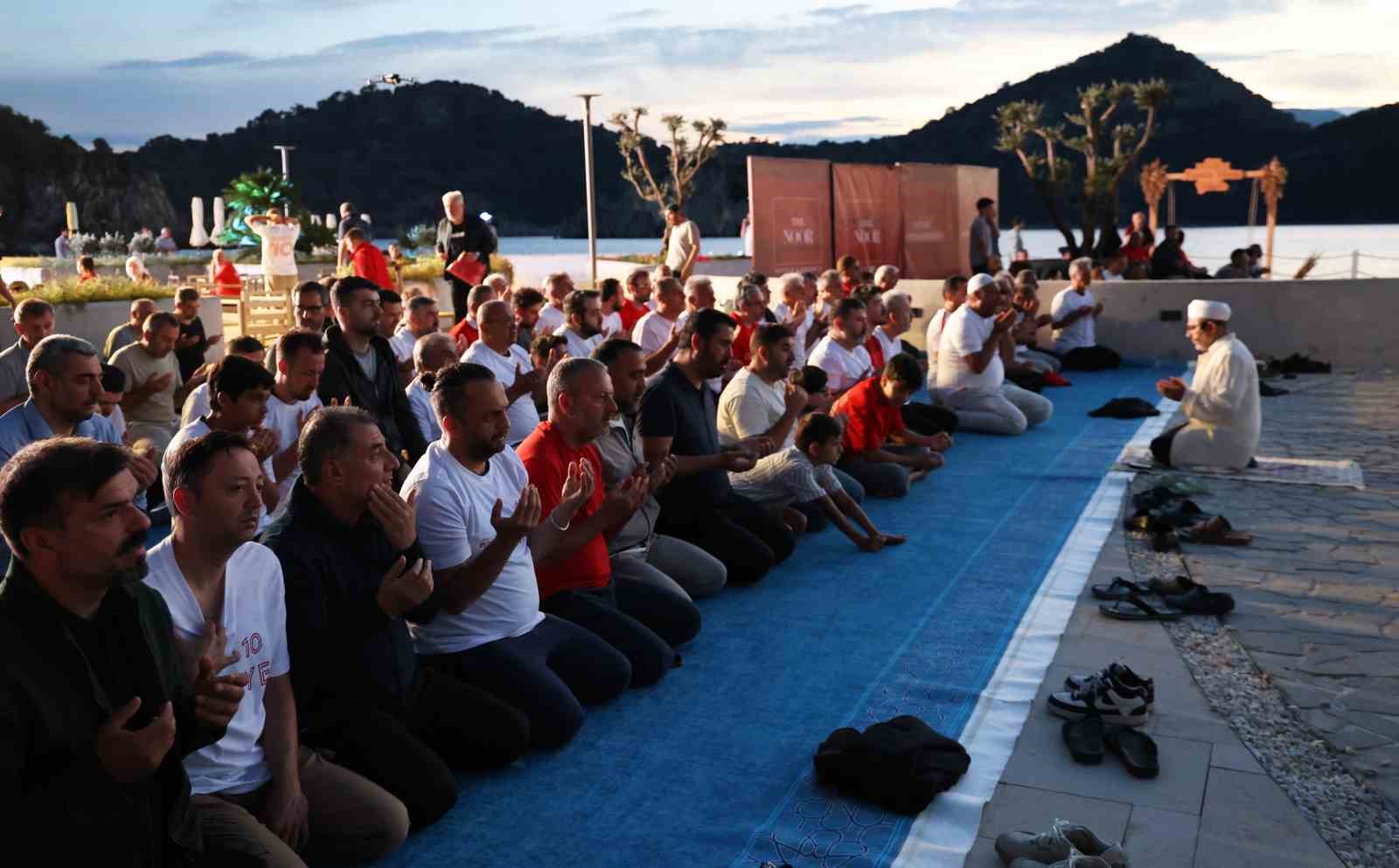 Tatilciler Milli Takıma destek için sahilde buluştu