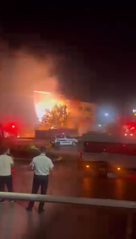 Küçükçekmece'de trafo bomba gibi patladı