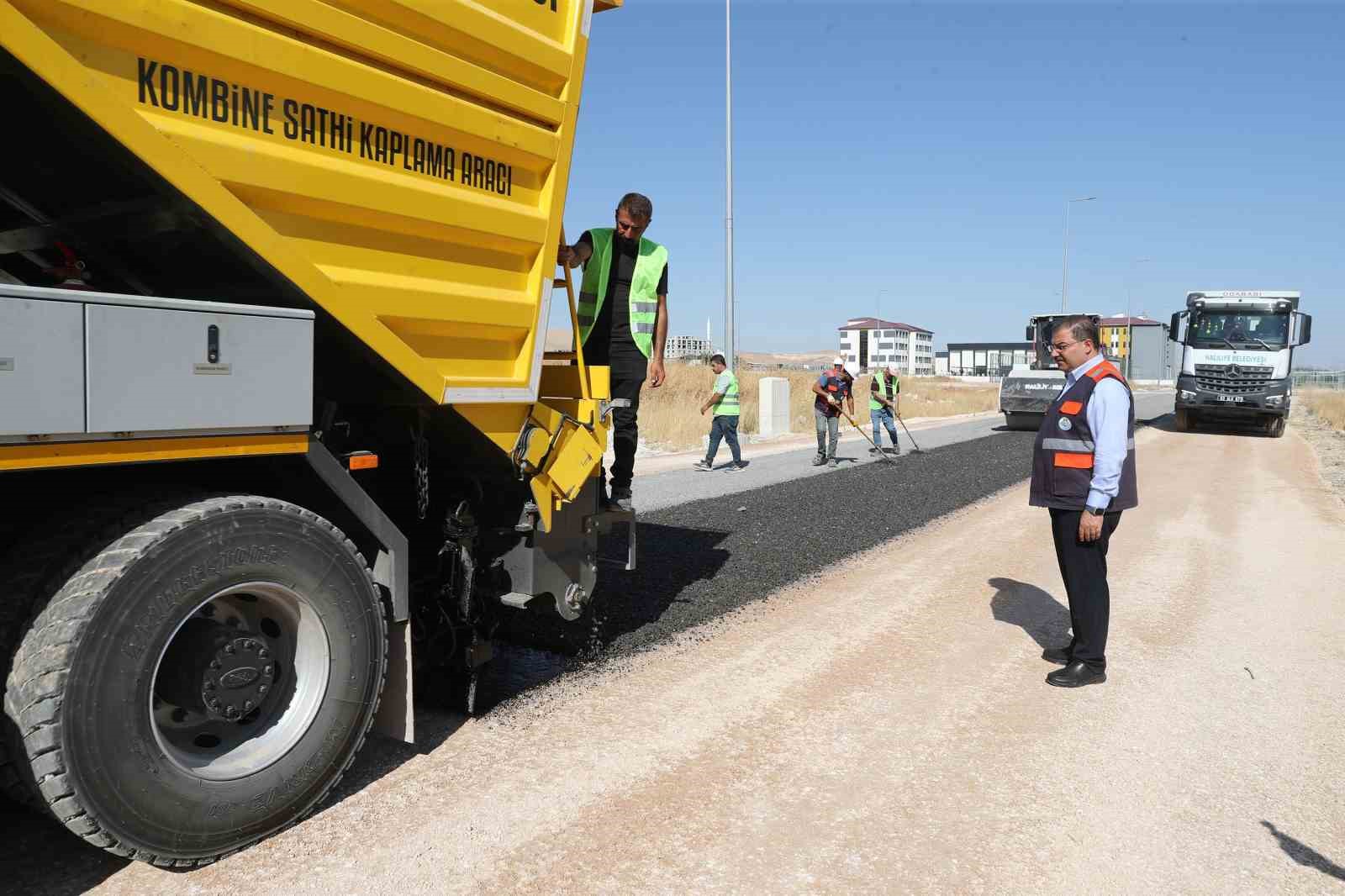 Kendi asfaltını üretip kendi yolunu yapıyor