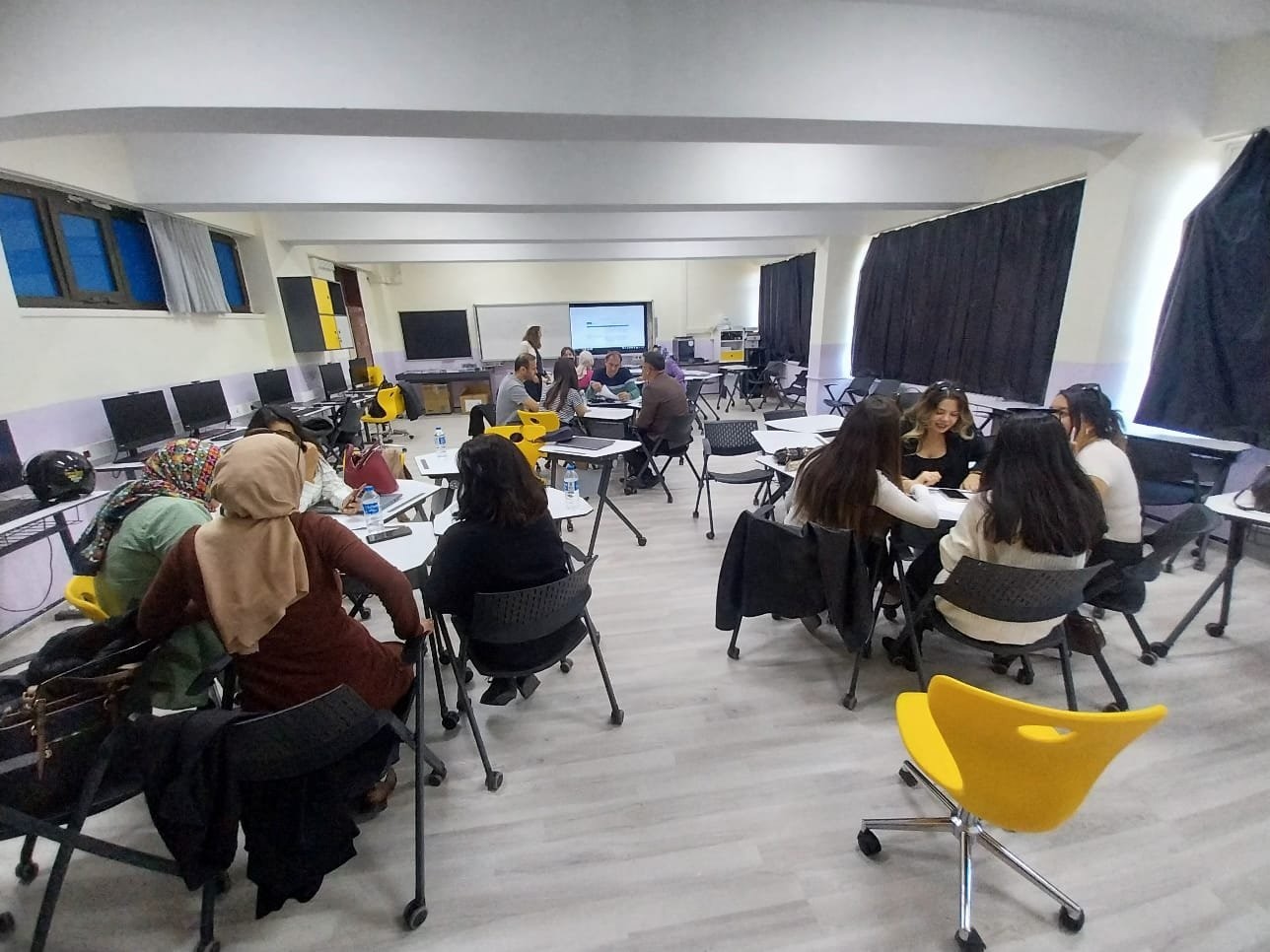 AYDIN İL MİLLİ EĞİTİM MÜDÜRLÜĞÜ TARAFINDAN ÖĞRETMENLERİN MESLEKİ VE TEKNOLOJİK GELİŞİMLERİNİ DESTEKLEMEK AMACIYLA DÜZENLENEN STEM TEMEL SEVİYE EĞİTİMLERİ, EFELER VE KUŞADASI’NDA GERÇEKLEŞTİRİLEN UYGULAMALI ÇALIŞMALARLA TAMAMLANDI.