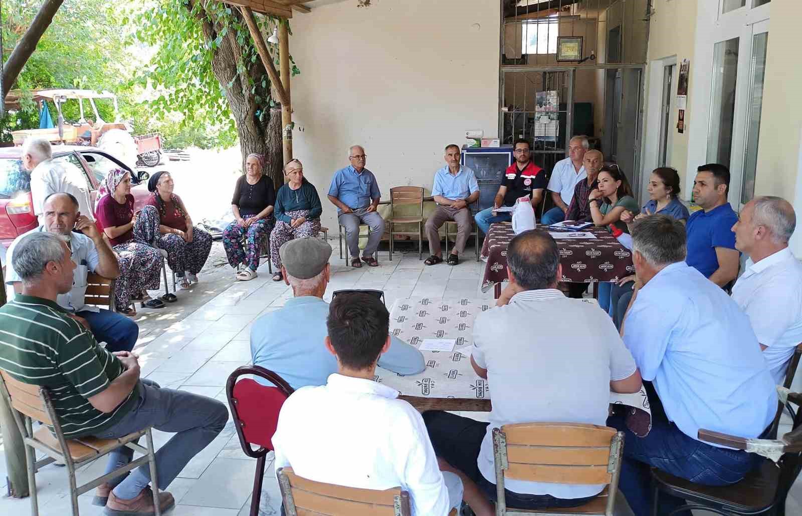 Avcılar Mahallesi'nde Buzağı bakım ve beslenmesi eğitimi