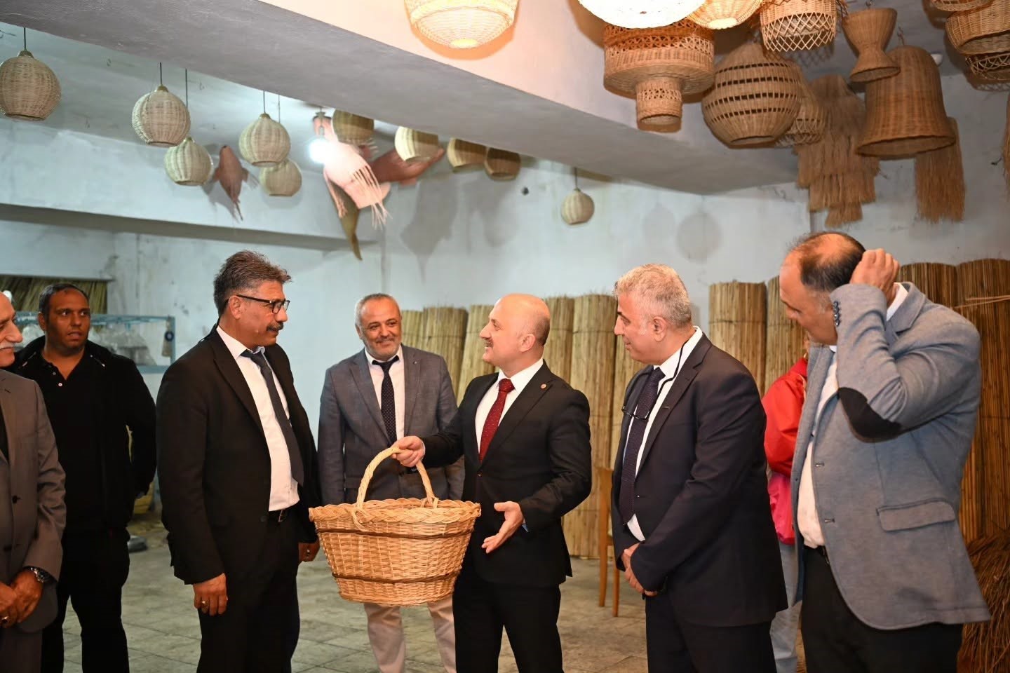 AYDIN’IN GELENEKSEL HASIR VE SEPET İŞÇİLİĞİYLE TANINAN ILICABAŞI MAHALLESİ’NDE ÜRETİM GELENEĞİ SÜRERKEN, VALİ DR. OSMAN VAROL MAHALLEYİ ZİYARET EDEREK HEM VATANDAŞLARLA BİR ARAYA GELDİ HEM DE SEPET İMALATINI YERİNDE İNCELEDİ.