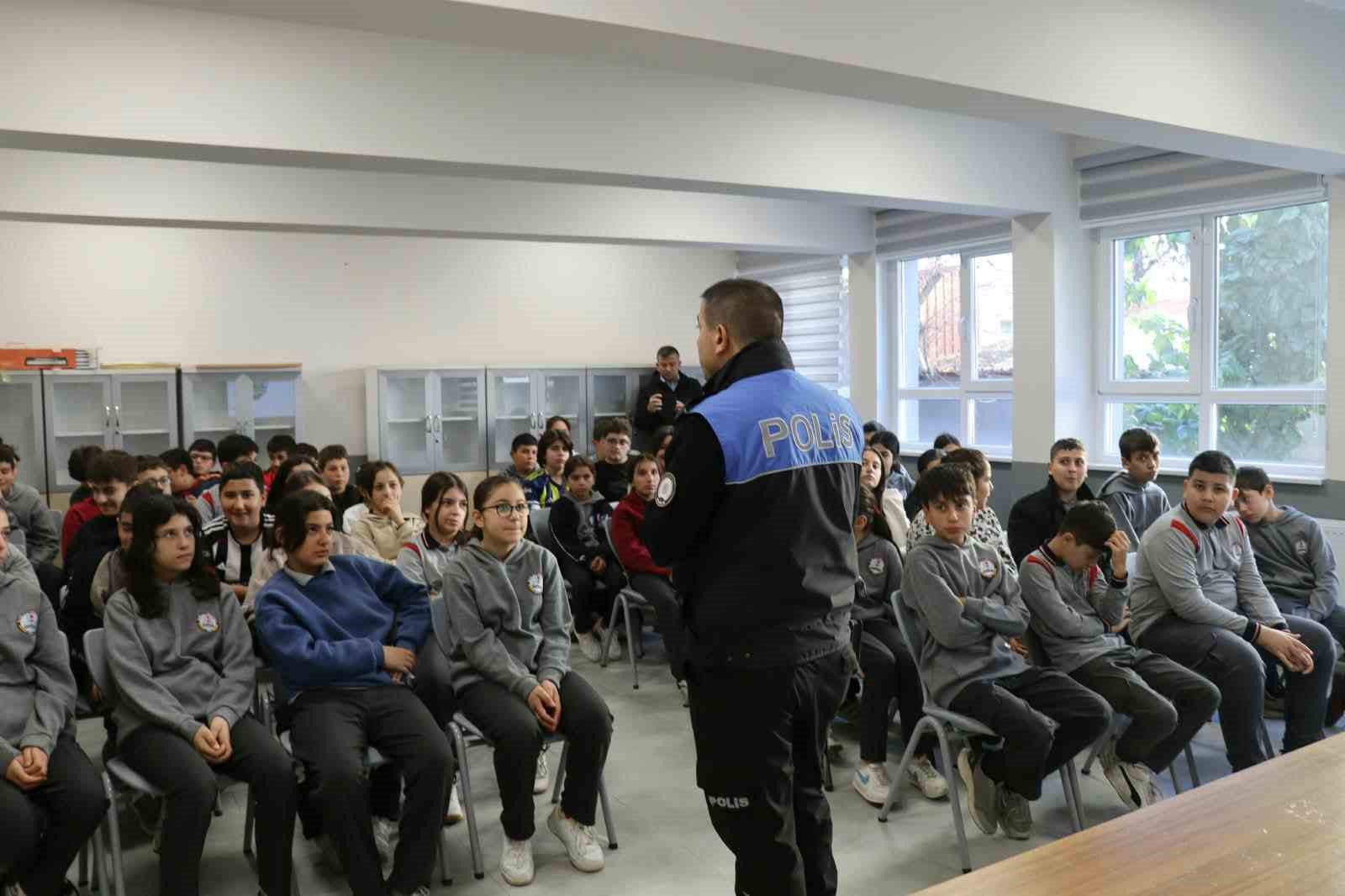 KASTAMONU’DA POLİS EKİPLERİ TARAFINDAN YÜRÜTÜLEN SOSYAL SORUMLULUK PROJESİ KAPSAMINDA, 1 HAFTADA 1 BİN 140 ÖĞRENCİYE TEMEL GÜVENLİK KURALLARI, GÜVENLİ İNTERNET KULLANIMI, SİBER SUÇLAR VE AKRAN ZORBALIĞI KONULARINDA EĞİTİM VERİLDİ.