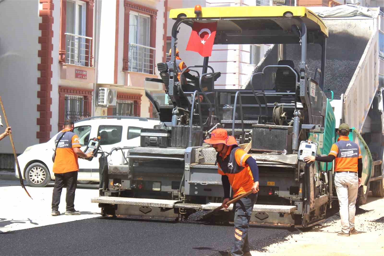 Mersin'de iki önemli güzergahta asfalt çalışması