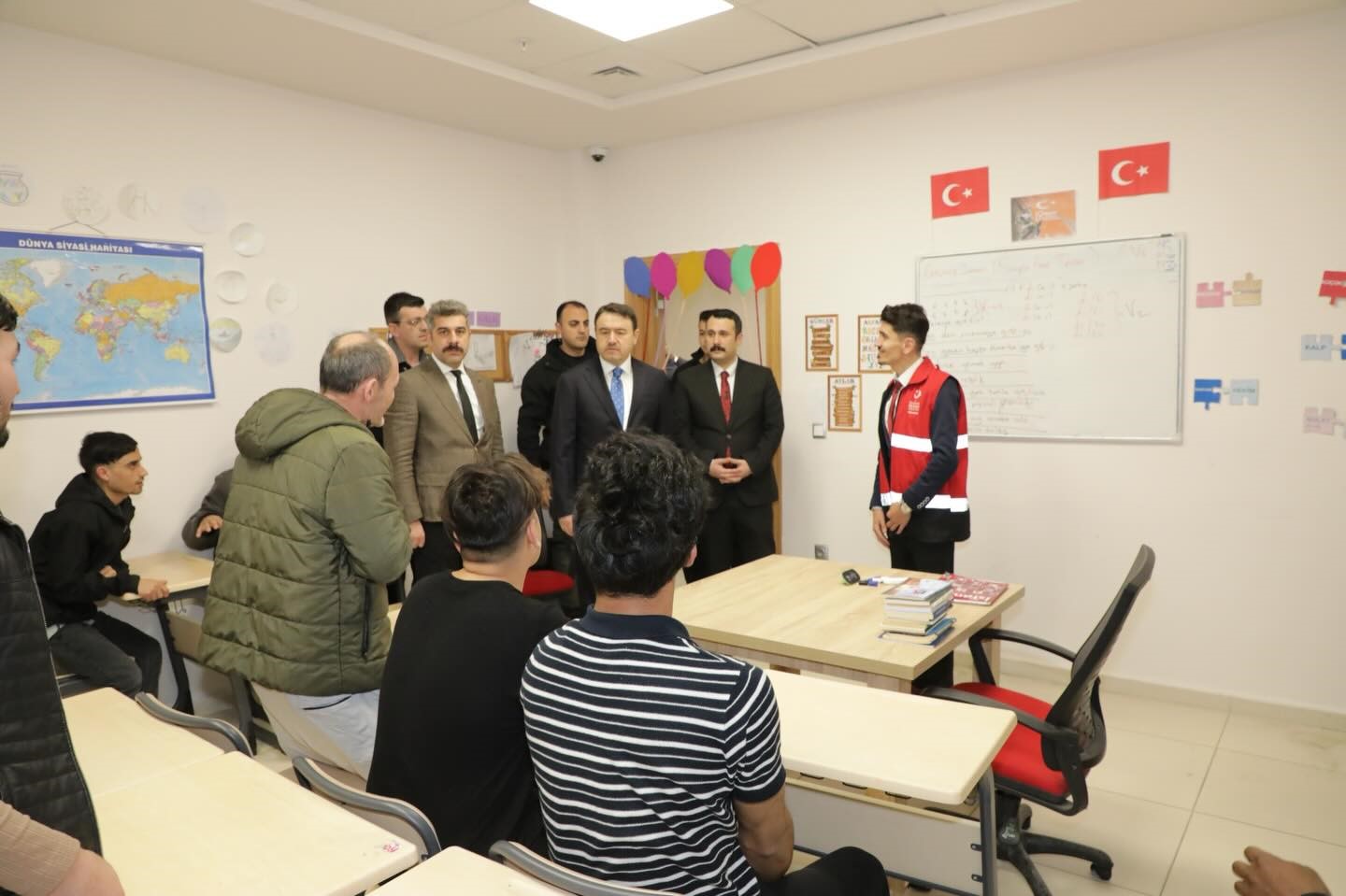 Vali Işın, Geri Gönderme Merkezi'ni inceledi