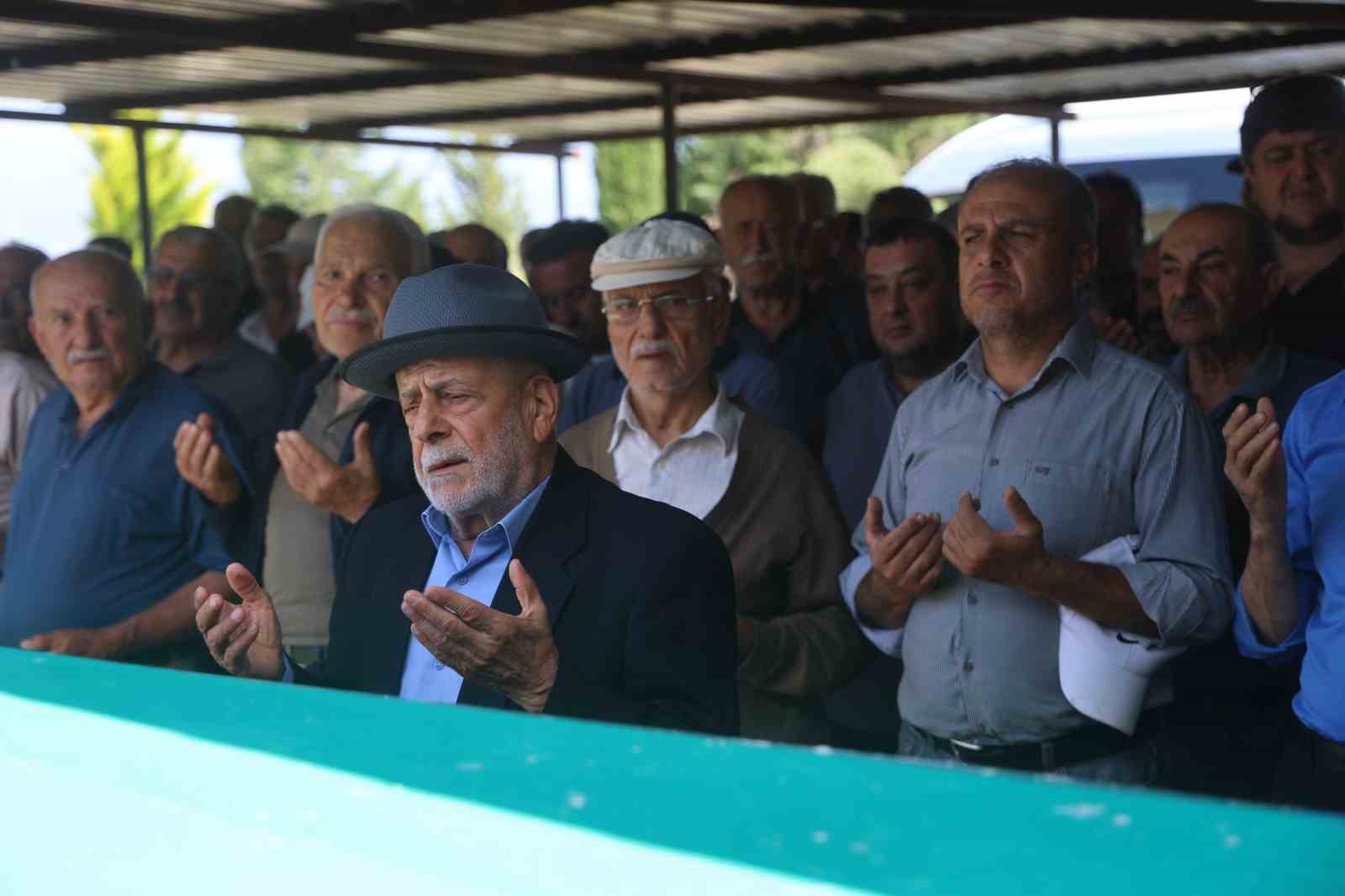 Hatay’da nişanlı dehşetinde öldürülen baba ve kız yan yana defnedildi