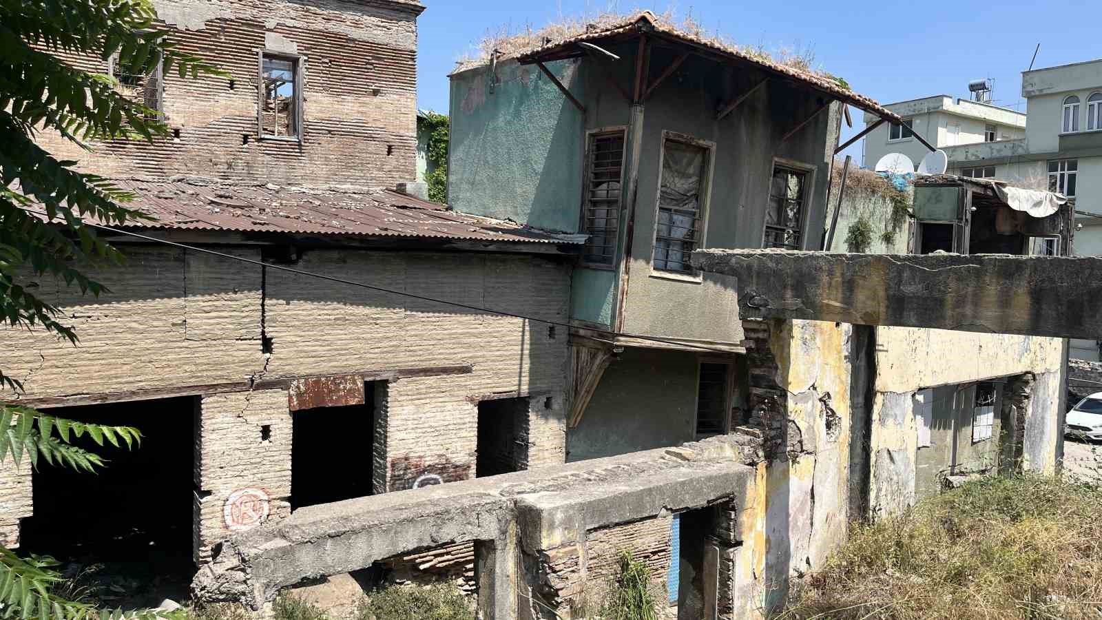 Adana’daki metruk binalar mahalleliyi tedirgin ediyor