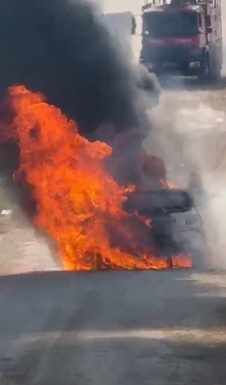 Antalya'da seyir halindeki otomobil alev topuna döndü