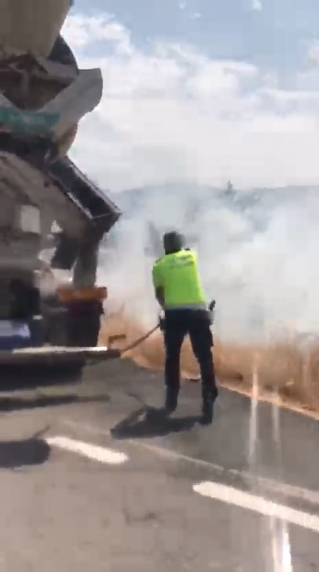 Elazığ’da çıkan arazi yangınına polis ekipleri müdahale etti