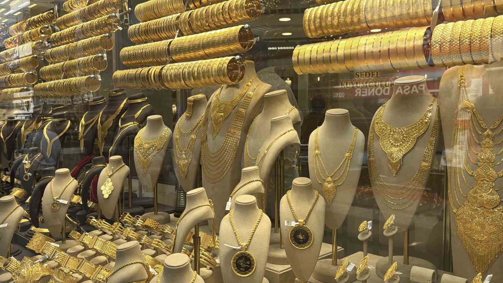 DÜĞÜNDE TAKILAN ALTINLARLA ARABA ALMA HAYALİ KURANLARA KÖTÜ HABER YARGITAY 2. HUKUK DAİRESİ’NDEN GELDİ. ARAÇ ALIMI İÇİN KADININ BOZDURULAN BİLEZİKLERİNİN ‘KENDİ RIZASI İLE VERDİ’ İDDİASIYLA GERİ İADE EDİLMEMESİNİ YASAYA AYKIRI BULAN YÜKSEK MAHKEME, ZİYNETLERİ ALAN EŞİN, GERİ VERİLMEMEK ÜZERE BAĞIŞLANDIĞINI İSPATLAYAMAMASI HALİNDE BİLEZİKLERİN İADESİNE HÜKMETTİ. VATANDAŞLARA SORULDU, KİMİLERİ VERİRKEN KİMİLERİ REDDETTİ.