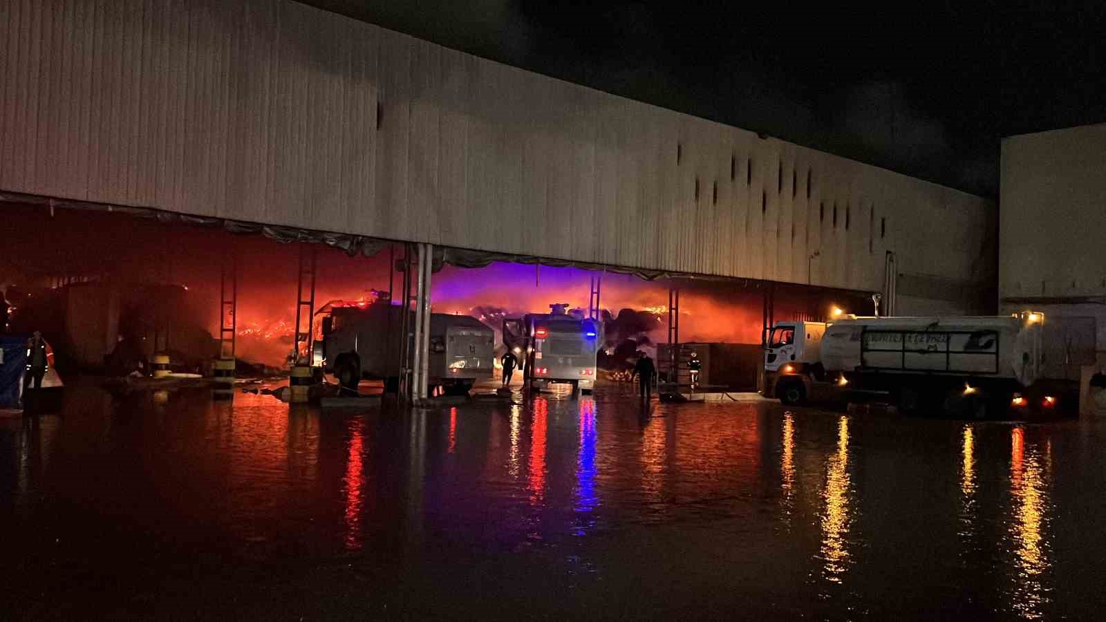 MERSİN’DE BİR TÜTÜN DEPOSUNDA ÇIKAN YANGIN, BÜYÜK ÇAPTA MADDİ HASARA YOL AÇTI.