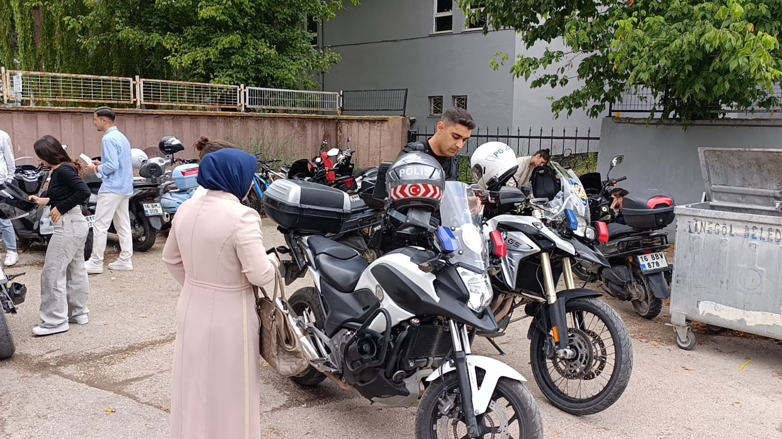 Bursa’da yanlış okula gelen adayların yardımına polis koştu