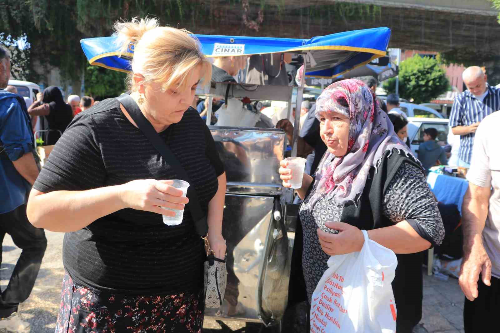 ADANA’DA 35 YILDIR EL YAPIMI GAZOZ HAZIRLAYAN 61 YAŞINDAKİ HACI ALYAPUT, YILLARDIR SÜRDÜRDÜĞÜ MESLEĞİYLE 4 ÇOCUĞUNU BÜYÜTÜRKEN, GELENEKSEL GAZOZ YAPIMINI YAŞATMAYA DEVAM EDİYOR.