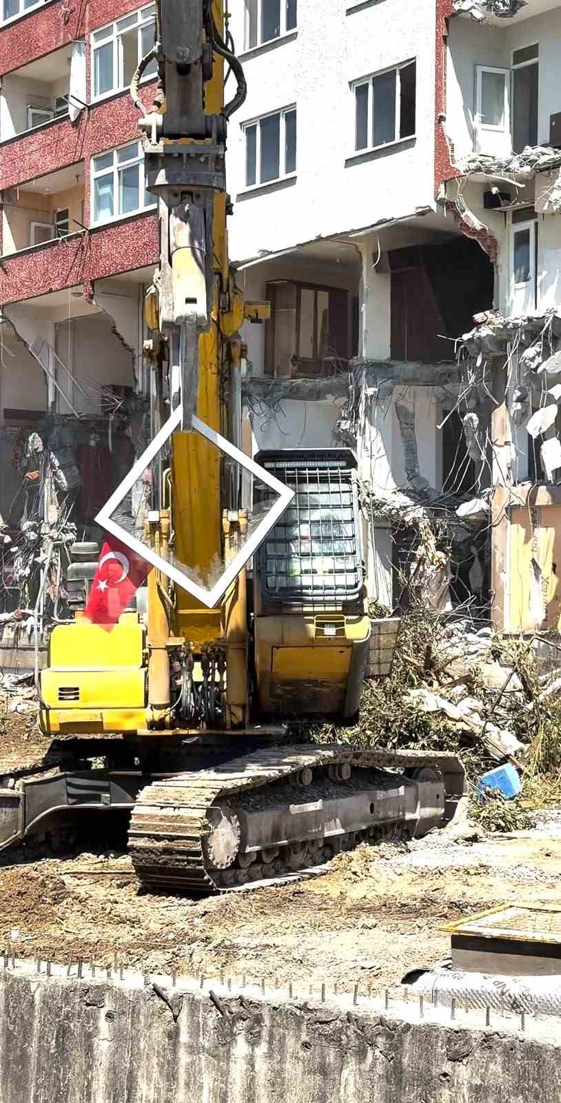 Pendik'te yıkım sırasında dikkat çeken hassasiyet: Kepçe operatörü Türk Bayrağı için çalışmayı durdurdu