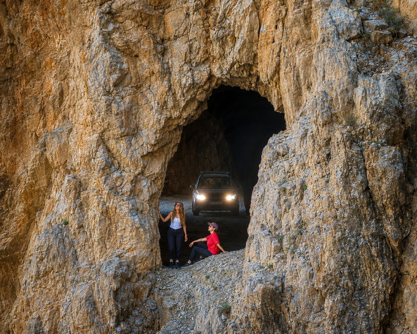 Bir asırdan fazla süren mücadelenin eseri: Taş Yolu turistlerin gözdesi