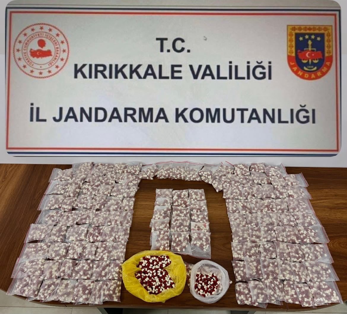 KIRIKKALE'NİN BAHŞILI İLÇESİNDE JANDARMA EKİPLERİNCE DÜZENLENEN UYUŞTURUCU OPERASYONUNDA 6 BİN 953 SENTETİK ECZA HAP ELE GEÇİRİLDİ