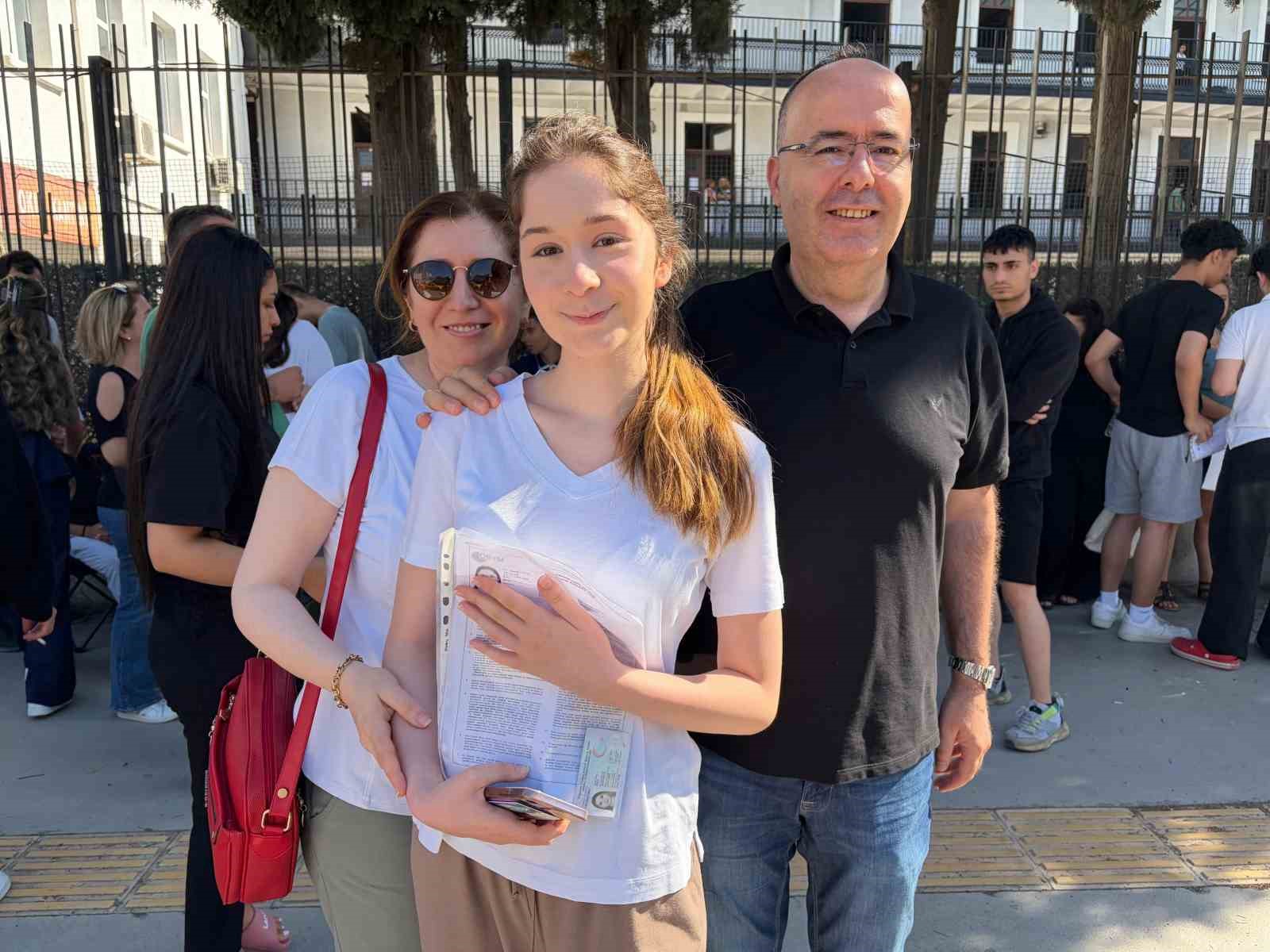 İzmir’de YKS heyecanı: Dış kapı demirlerinden atlayıp sınava girmeye çalıştılar