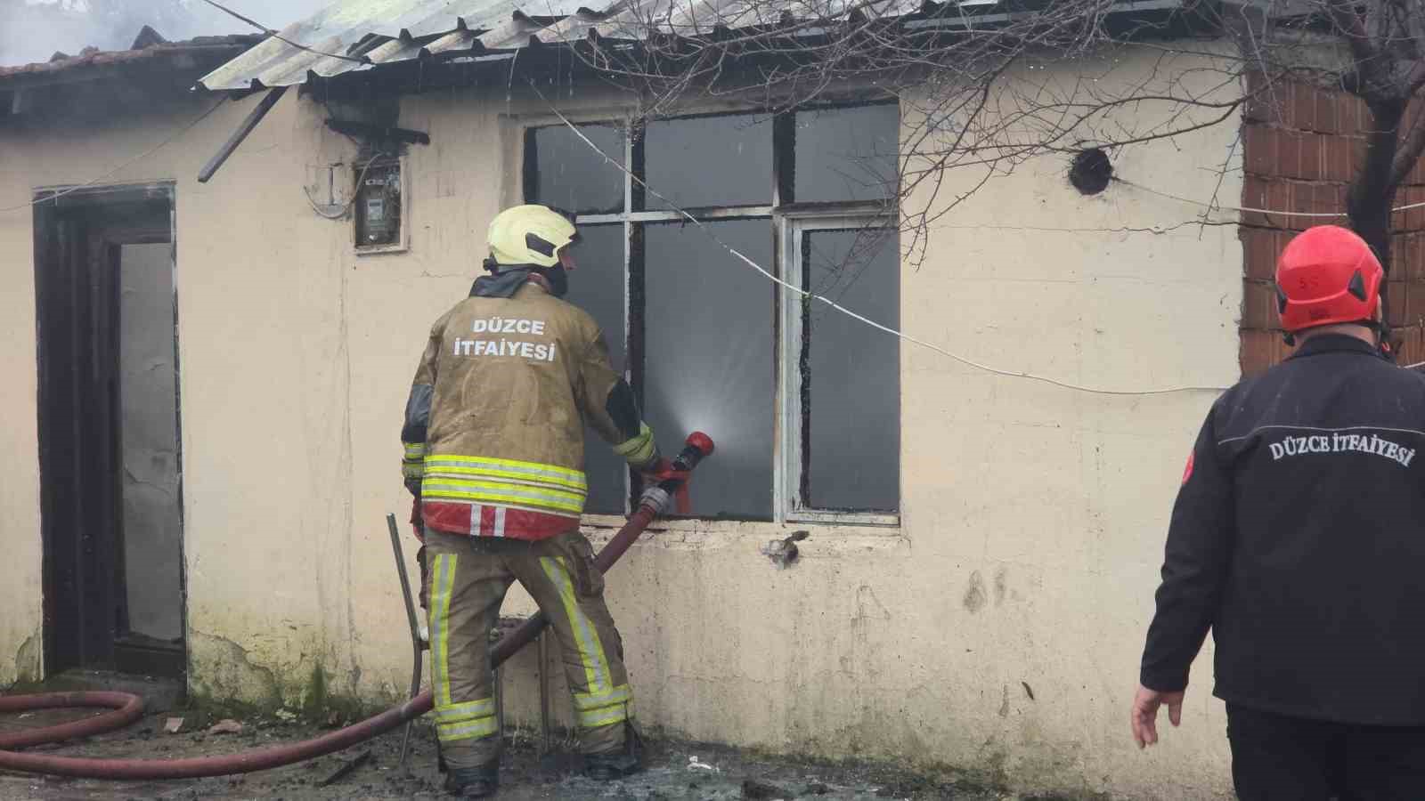 DÜZCE’DE MEYDANA GELEN OLAYDA TEK KATLI EV SOBANIN PATLAMASI SONRASI YANARAK KULLANILMAZ HALE GELDİ.