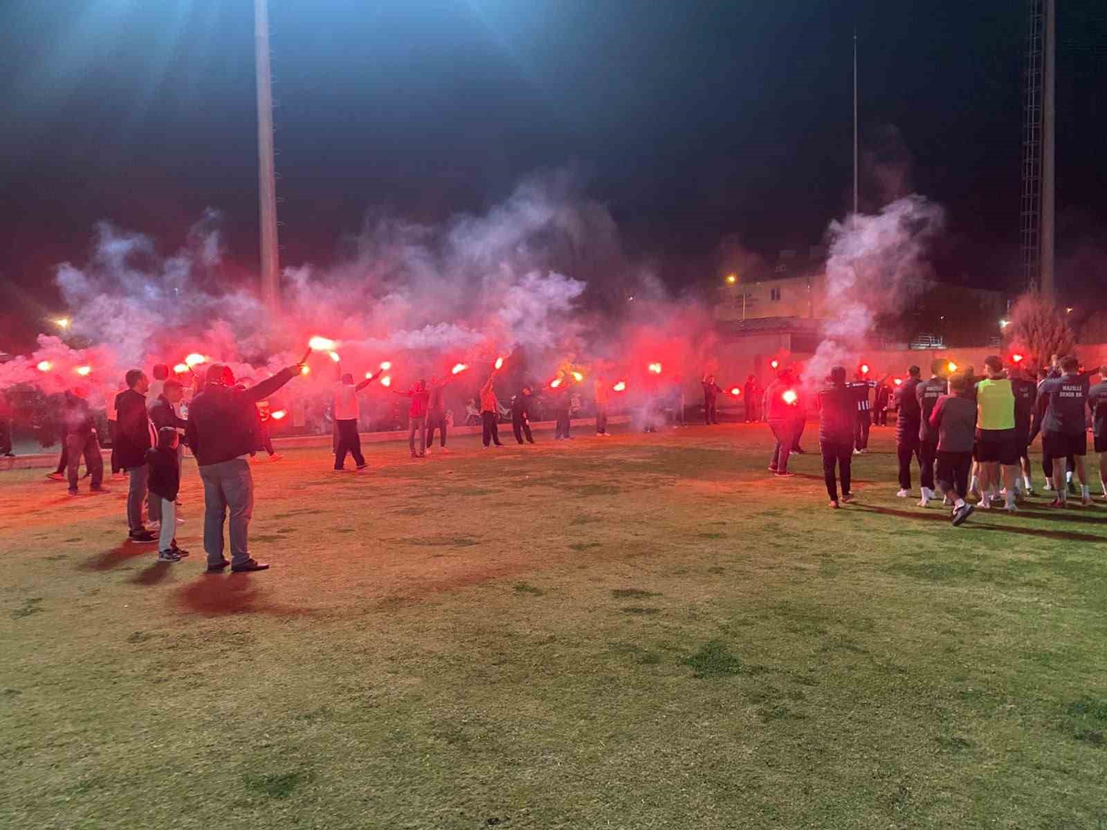 SÜPER AMATÖR LİG’İN 2. HAFTASINDA SAZLI GENÇLİKSPOR’U KONUK EDECEK OLAN NAZİLLİ ŞEHİR SPOR KULÜBÜ’NE TARAFTARLARINDAN COŞKULU DESTEK GELDİ. TESİSLERİ MEŞALELERLE AYDINLATAN SİYAH-BEYAZLILAR, FUTBOLCULARA BAKLAVANIN YANI SIRA MEŞHUR AYDIN İNCİRİ İKRAM EDİLDİ.