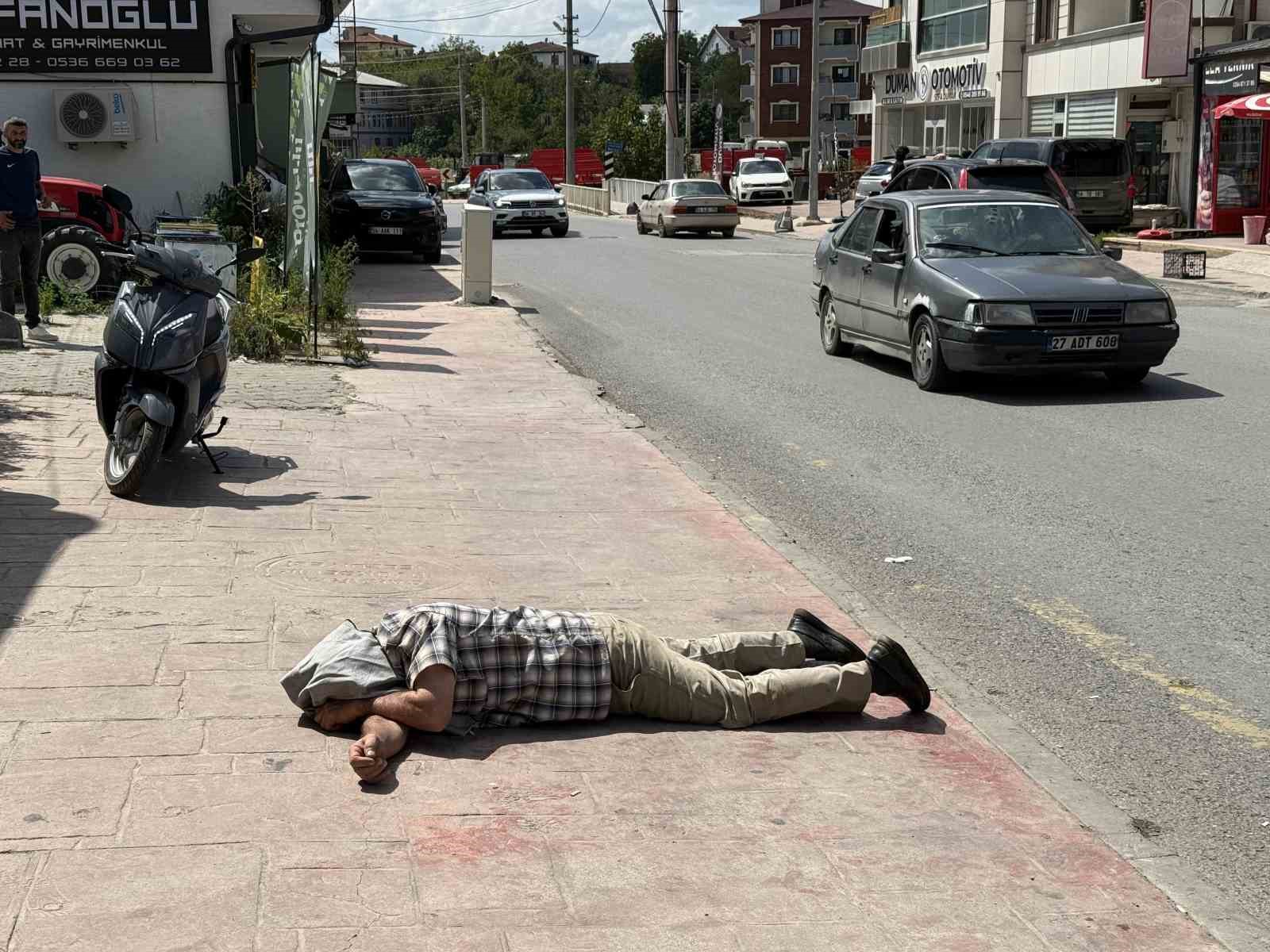 Alkollü şahıs ekiplere 'Ben mevtayım' diyerek direndi