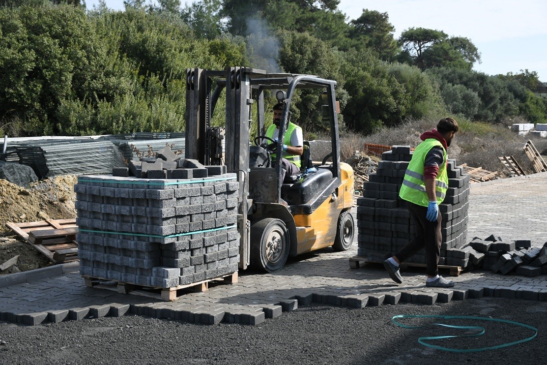 KUŞADASI BELEDİYESİ, CAFERLİ MAHALLESİ’NDE 6 SOKAĞI KAPSAYAN 25 BİN METREKARELİK KİLİT PARKE TAŞI DÖŞEME ÇALIŞMASI BAŞLATTI.