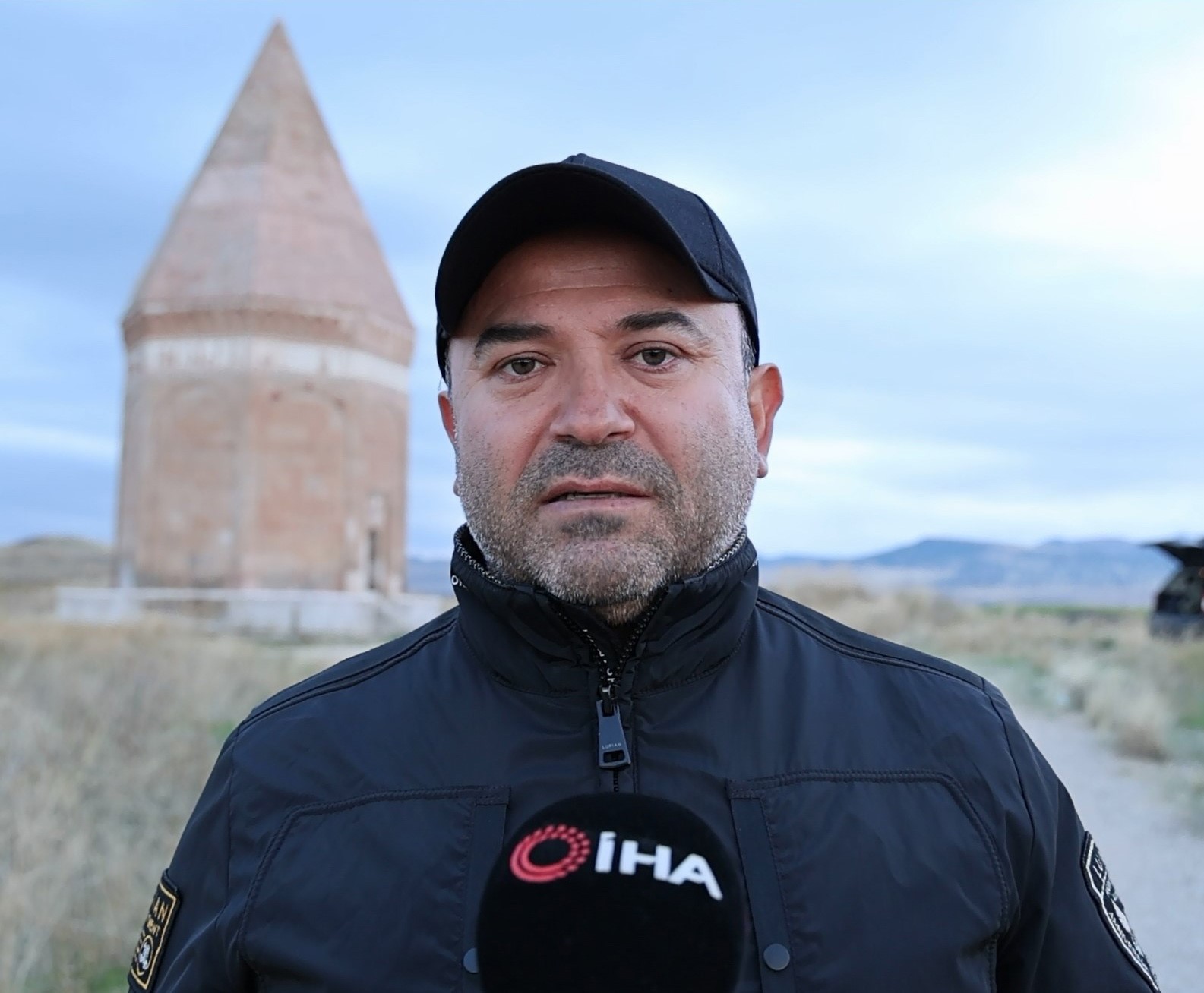 TARİHÇİ YAZAR DR. MUSTAFA FIRAT GÜL, "AKSARAY'IN GÜLAĞAÇ İLÇESİNDE, GÜLPINAR BELDESİ SINIRLARINDA YER ALAN ŞEYH TURASAN TÜRBESİ ÖNÜNDEYİZ" DEDİ.