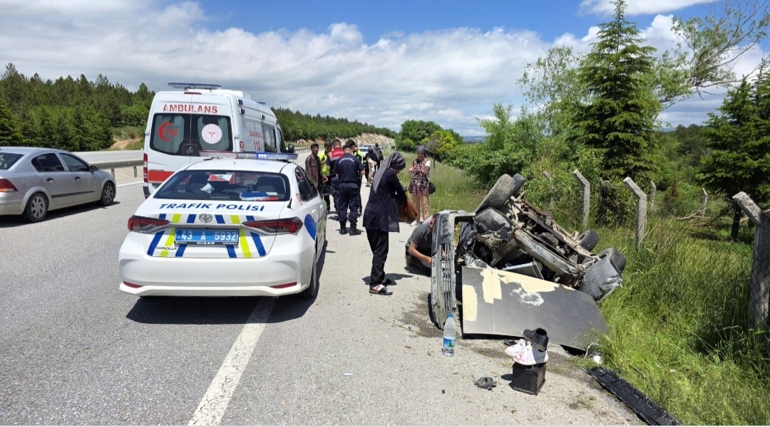 Kütahya'da takla atan otomobilde 4 kişi yaralandı
