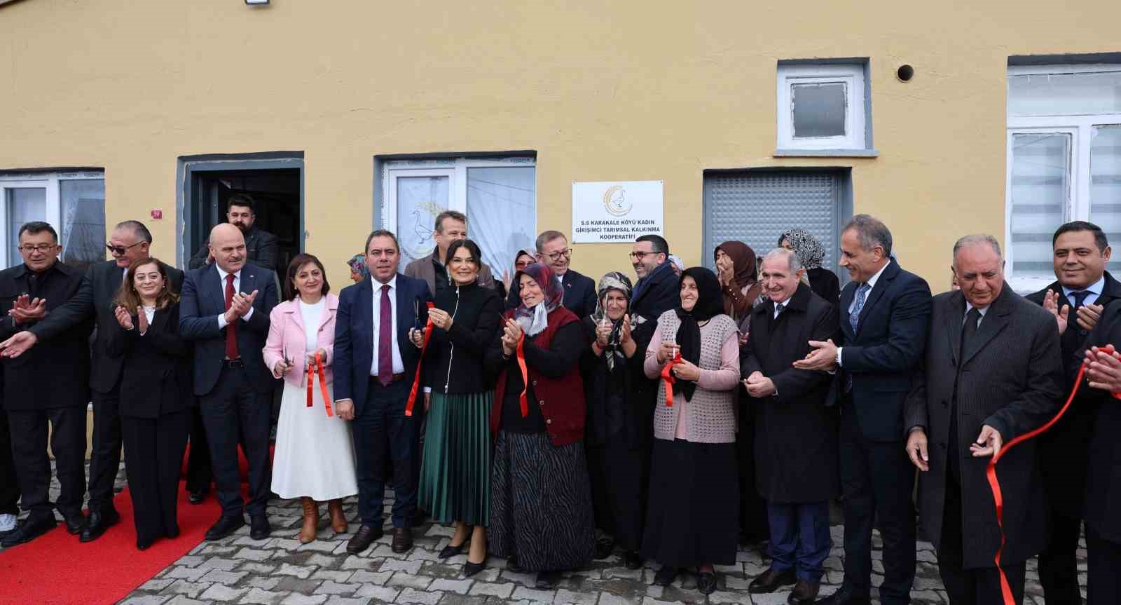 KARS’TA KADIN GİRİŞİMCİLERİN ÜRETİM GÜCÜNÜ ARTIRACAK YENİ HİZMET BİNASI AÇILDI(KARS-İHA)
