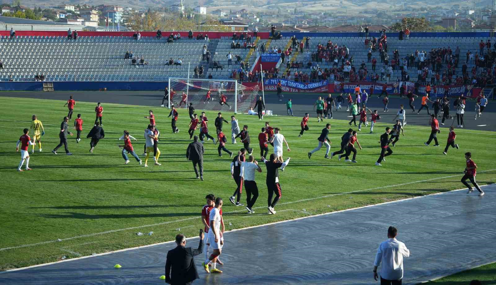 KIRIKKALE FK'NIN AYOS OSMANİYESPOR'U 3-1 MAĞLUP ETTİĞİ KARŞILAŞMADA, ÜÇÜNCÜ GOLÜN ARDINDAN SEVİNÇLERİNE HAKİM OLAMAYAN ÇOCUK TARAFTARLARIN SAHAYA GİRMESİYLE YAŞANAN OLAYLAR SONRASI KULÜBE 35 BİN LİRA PARA CEZASI VERİLDİ