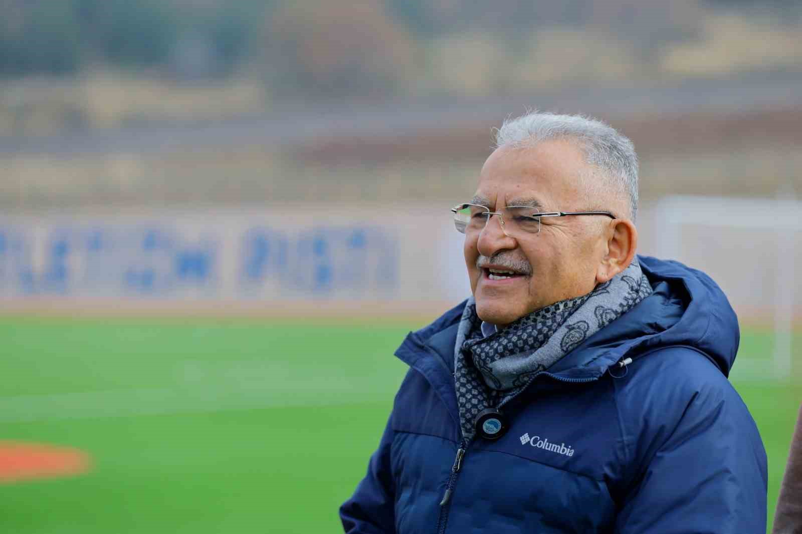 KAYSERİ BÜYÜKŞEHİR BELEDİYE BAŞKANI DR. MEMDUH BÜYÜKKILIÇ, ERCİYES YÜKSEK İRTİFA KAMP MERKEZİ’NDE YAPIMI TAMAMLANAN ATLETİZM PİSTİNİ YERİNDE İNCELEDİ.