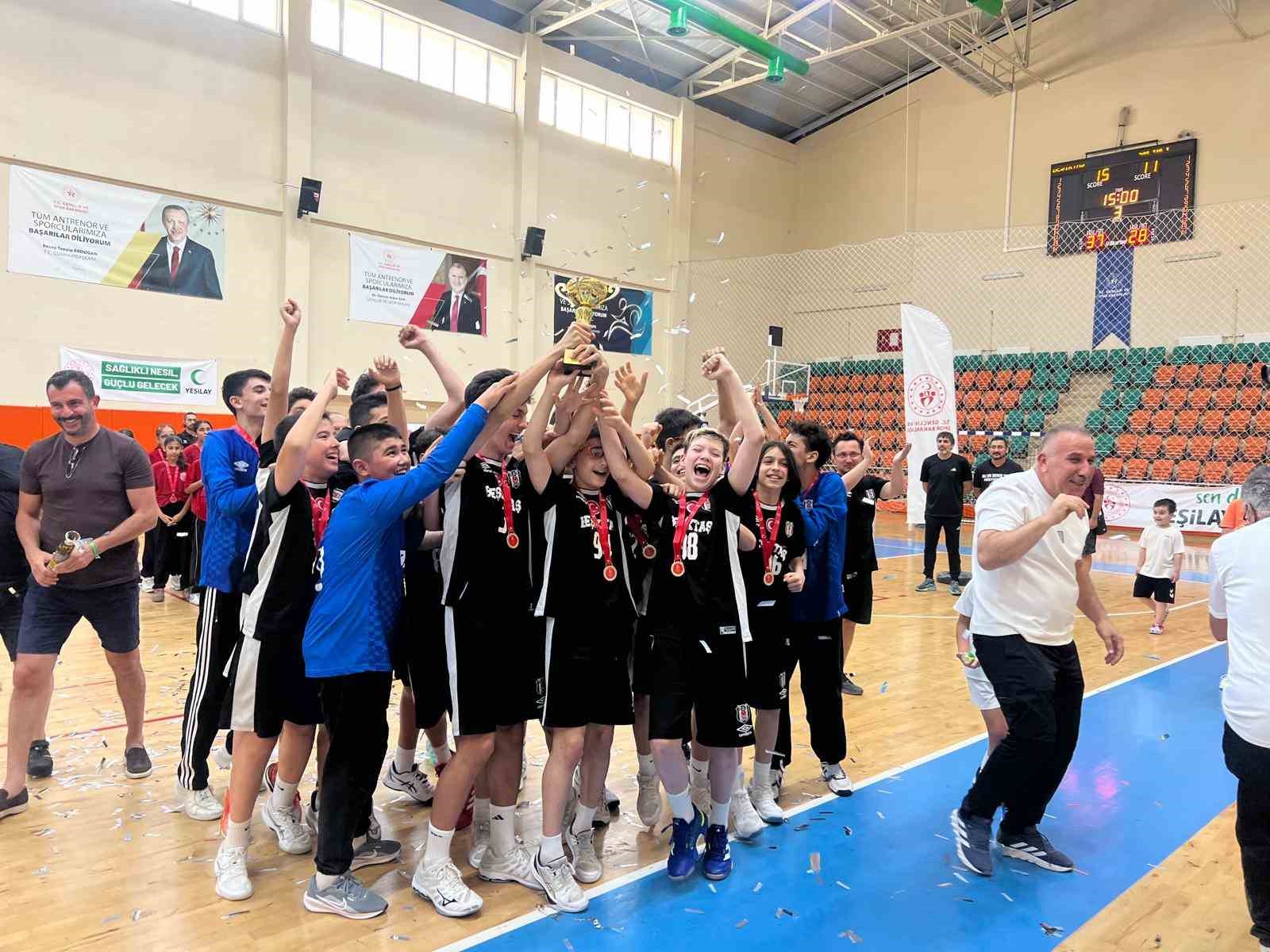 Minikler Hentbol Türkiye Şampiyonası Kuşadası'nda tamamlandı