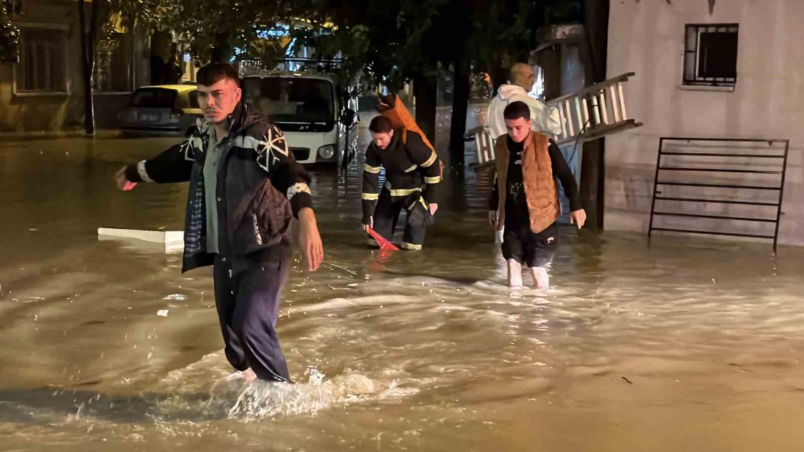 ADIYAMAN’DA ETKİLİ OLAN ŞİDDETLİ SAĞANAK YAĞIŞ NEDENİYLE SU BASAN EVDE MAHSUR KALAN 2 YAŞLI KADIN, İTFAİYE EKİPLERİNİN PENCERE KORKULUKLARINI SÖKEREK GERÇEKLEŞTİRDİĞİ ÇALIŞMAYLA KURTARILDI.