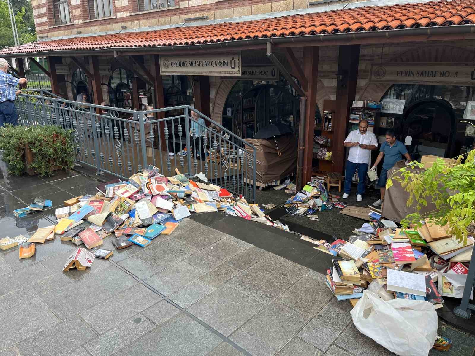 Üsküdar Sahaflar Çarşısı'nı su bastı: Yüzlerce kitap kullanılamaz hale geldi