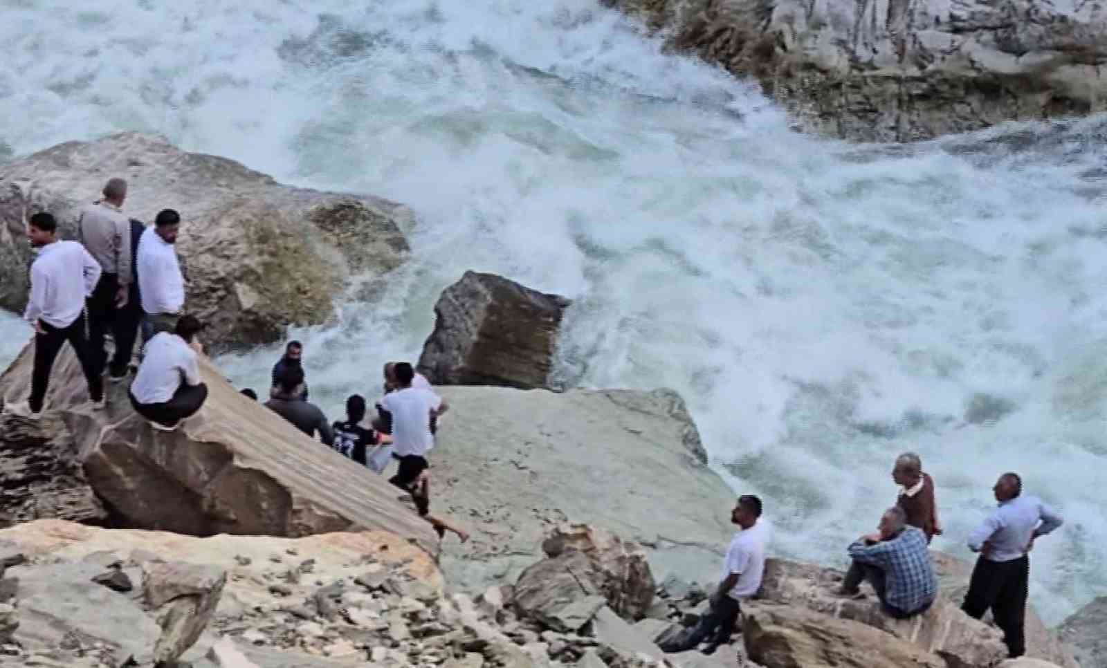 Serinlemek için girdiği Habur Çayı'nda kayboldu