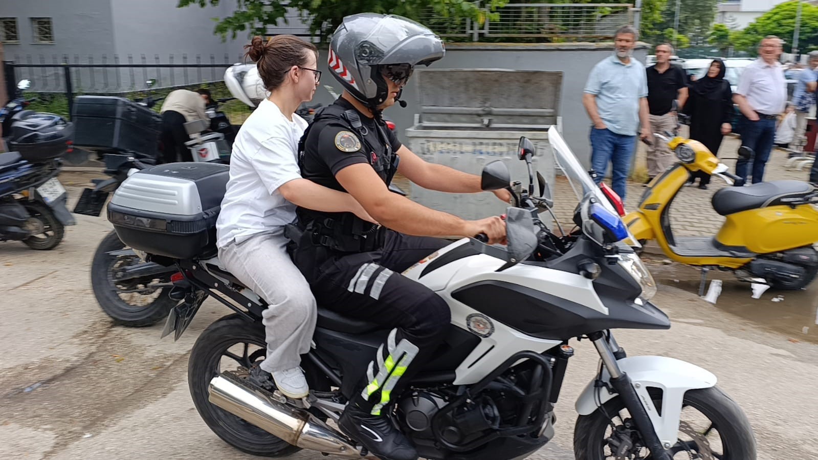 Bursa’da yanlış okula gelen adayların yardımına polis koştu